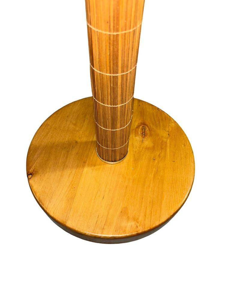 Americano Lampada da terra di metà secolo in rattan e ottone con mogano in vendita
