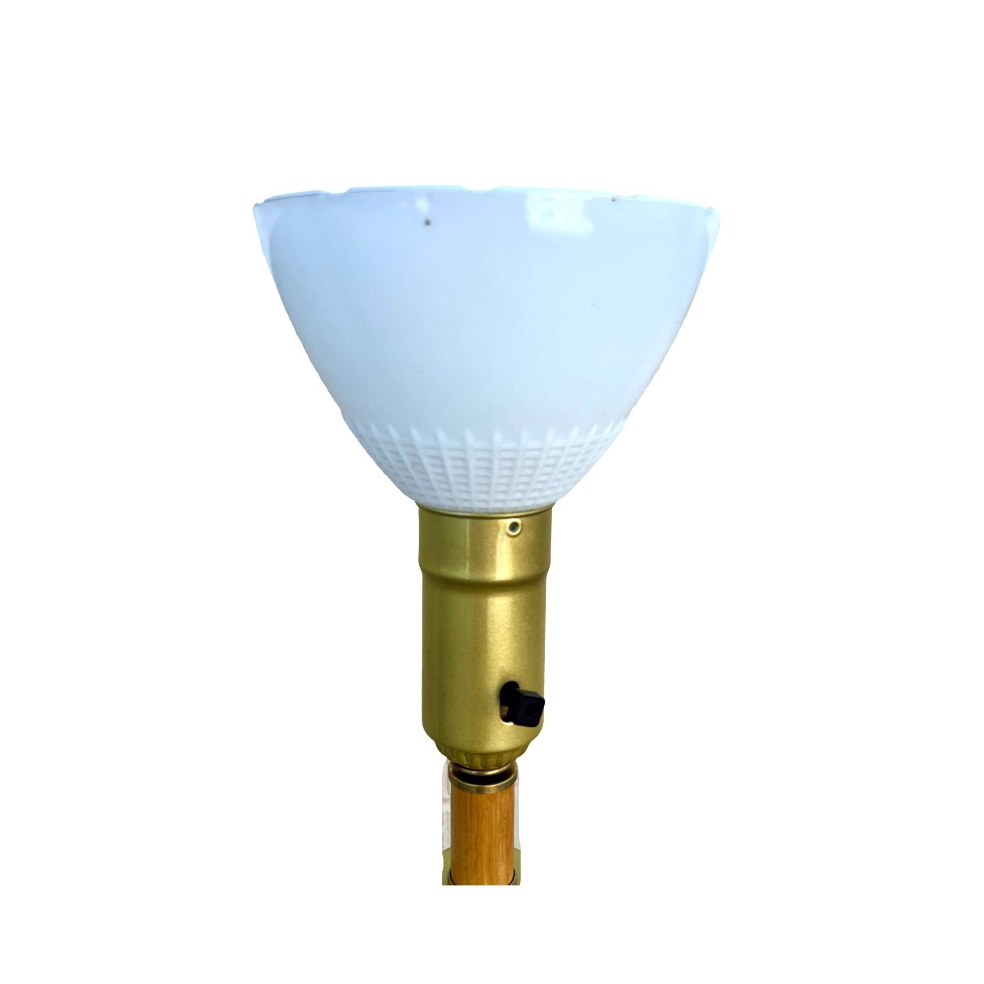Lampada da terra di metà secolo in rattan e ottone con mogano In condizioni ottime in vendita a Van Nuys, CA