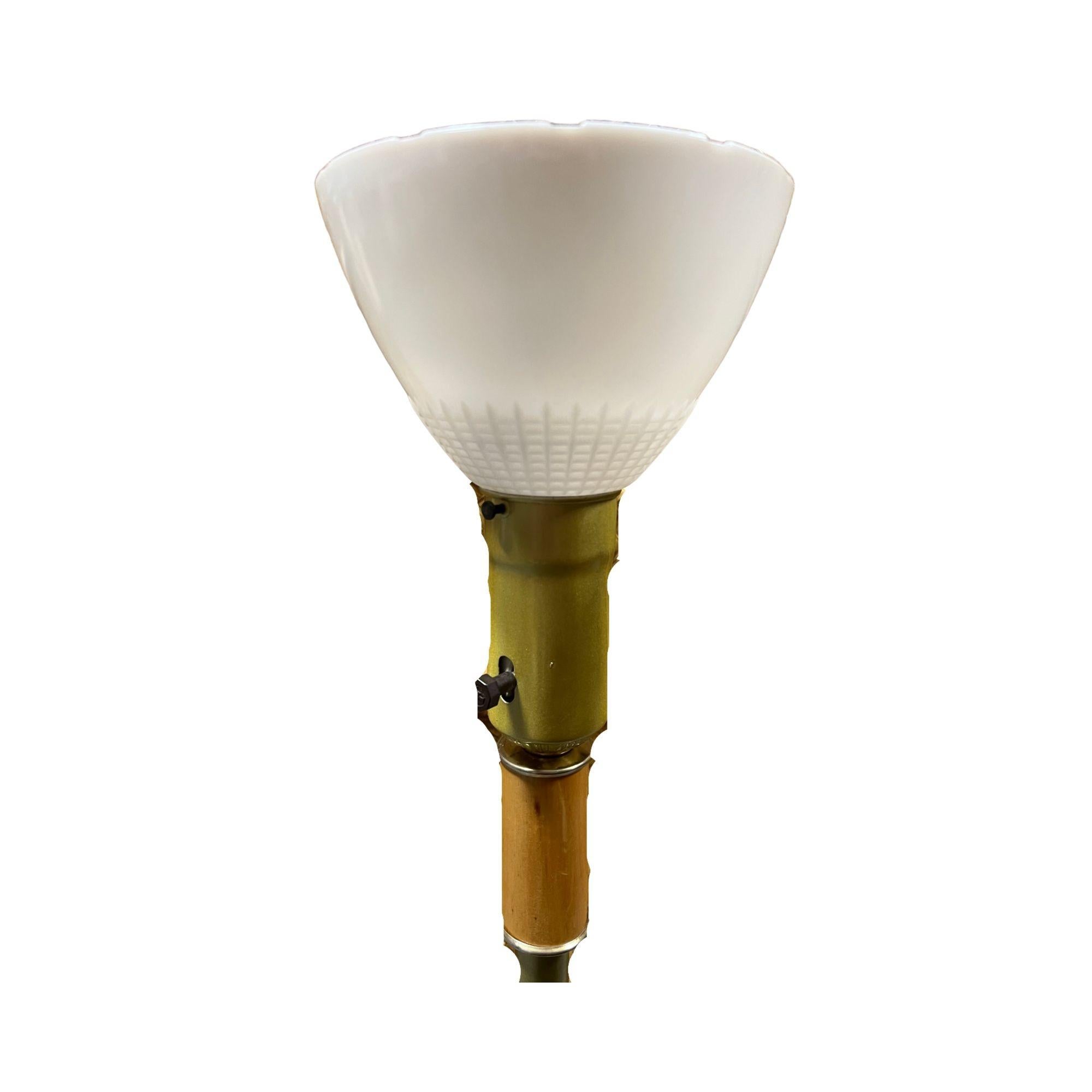 Americano Lampada da terra in rattan e ottone di metà secolo con accenti in canna in vendita