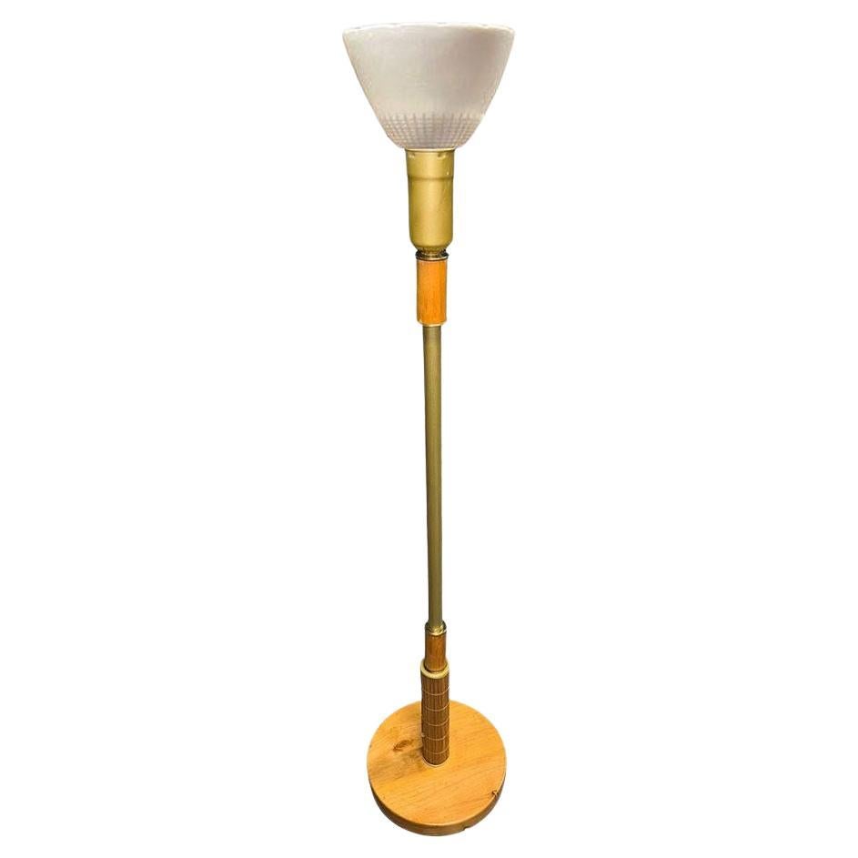 Lampada da terra in rattan e ottone di metà secolo con accenti in canna