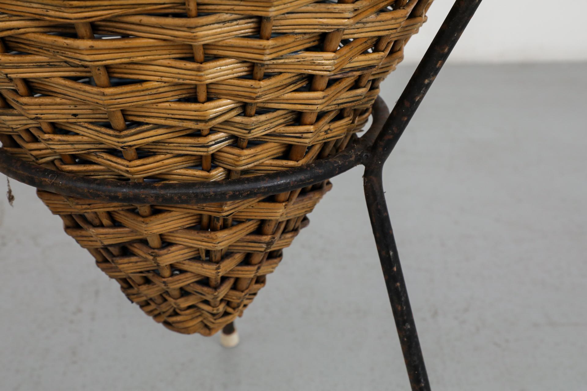 Cestino in rattan di metà secolo con interno blu sbiadito e struttura in filo metallico in vendita 2