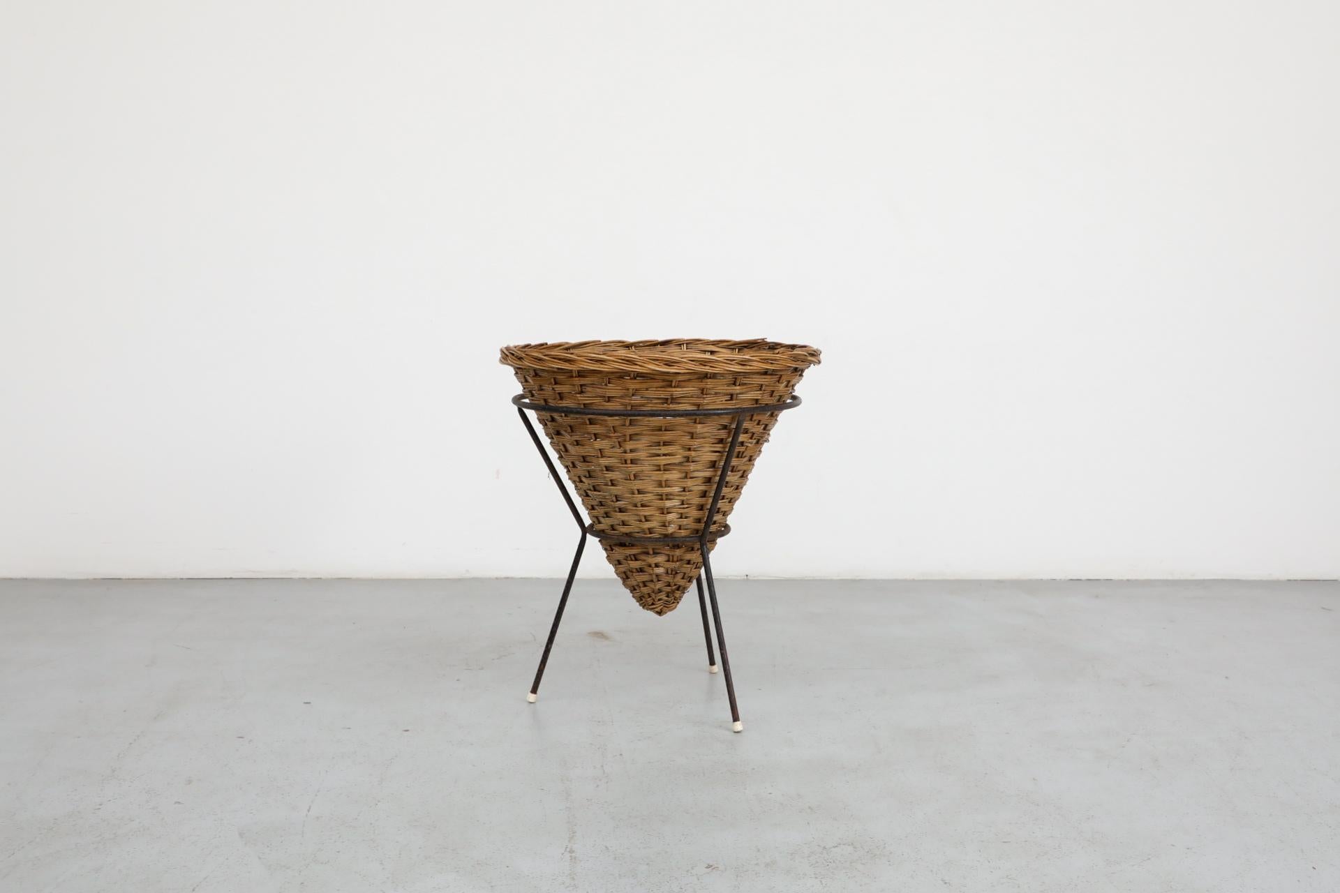 Mid-Century moderno Cestino in rattan di metà secolo con interno blu sbiadito e struttura in filo metallico in vendita