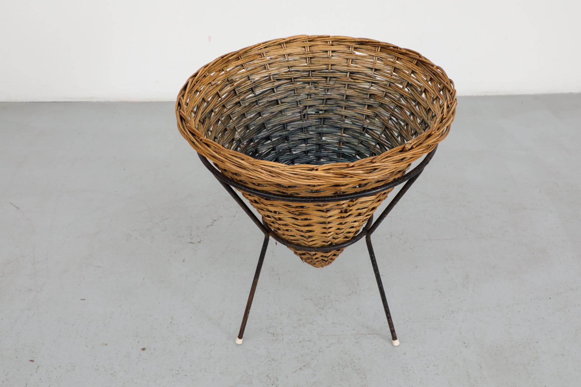 Smaltato Cestino in rattan di metà secolo con interno blu sbiadito e struttura in filo metallico in vendita