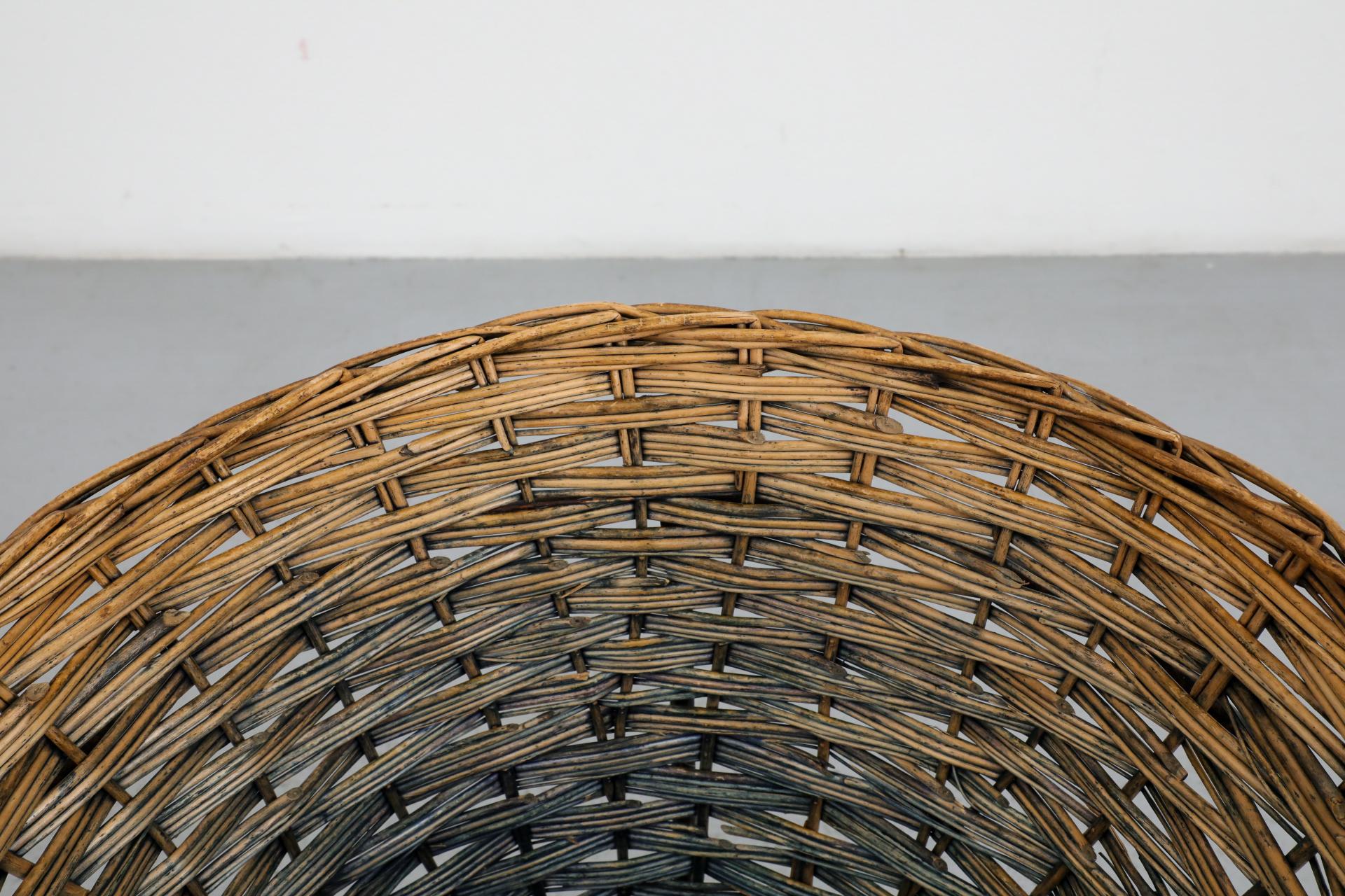 Cestino in rattan di metà secolo con interno blu sbiadito e struttura in filo metallico In condizioni buone in vendita a Los Angeles, CA