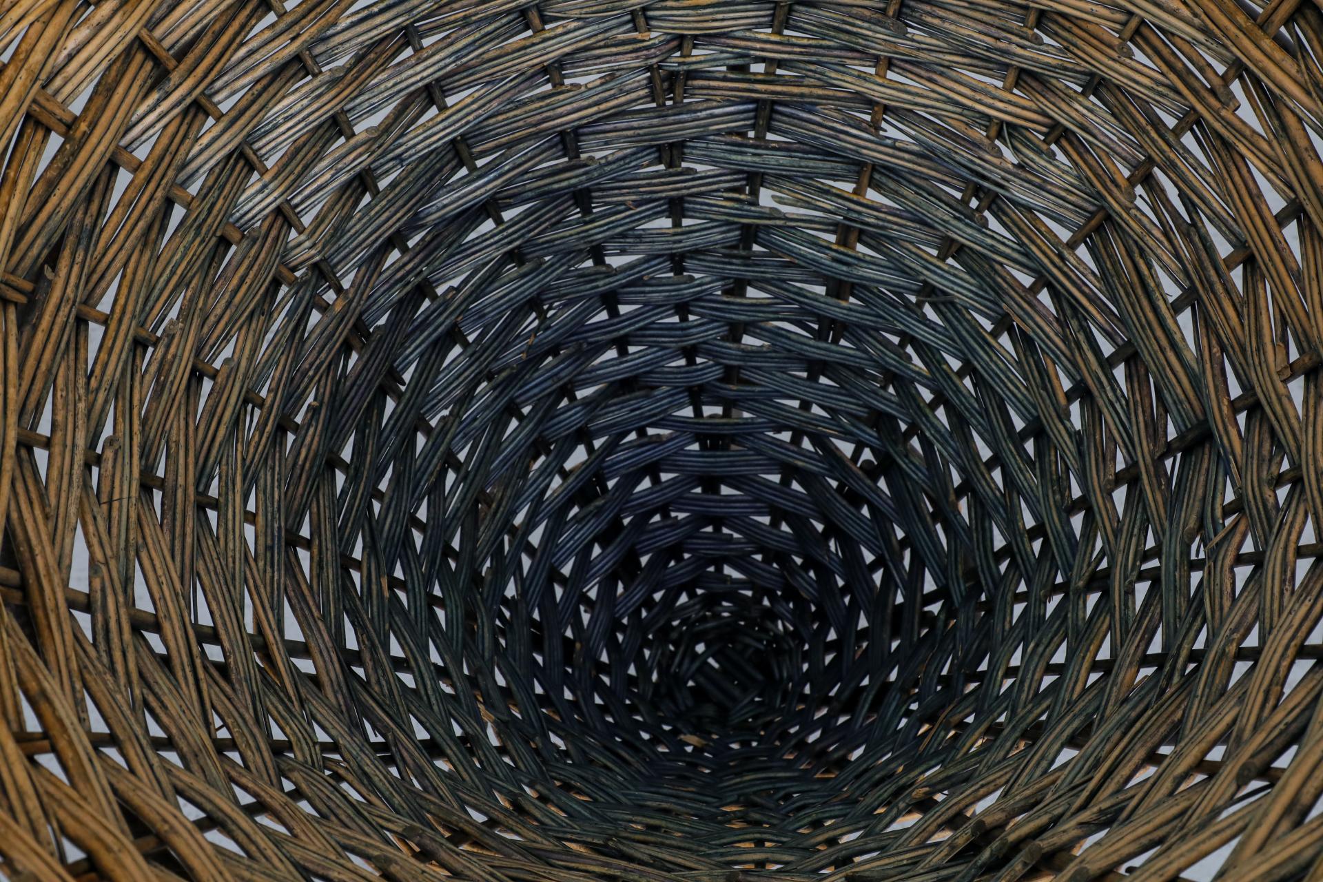 XX secolo Cestino in rattan di metà secolo con interno blu sbiadito e struttura in filo metallico in vendita