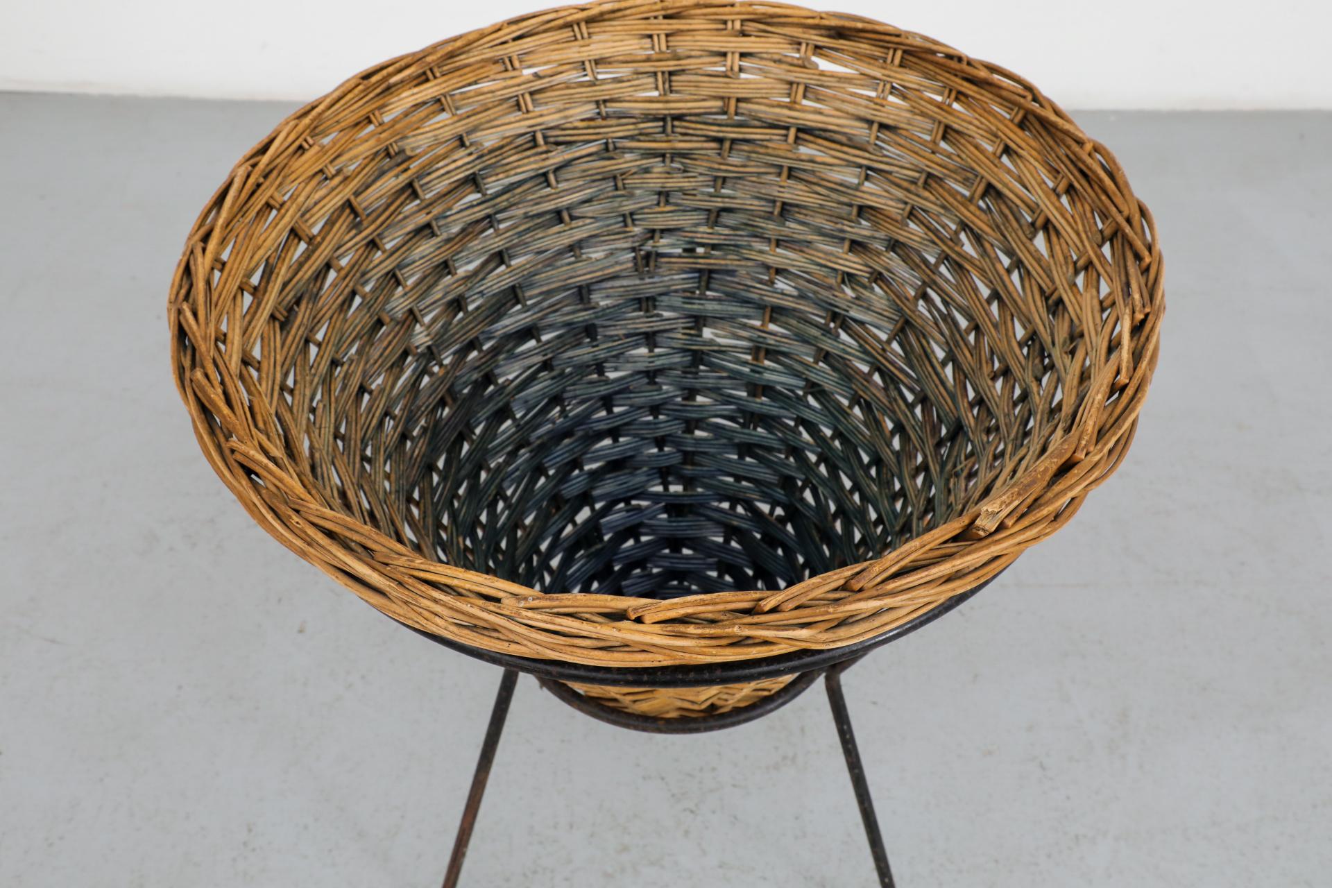 Rattan Cestino in rattan di metà secolo con interno blu sbiadito e struttura in filo metallico in vendita