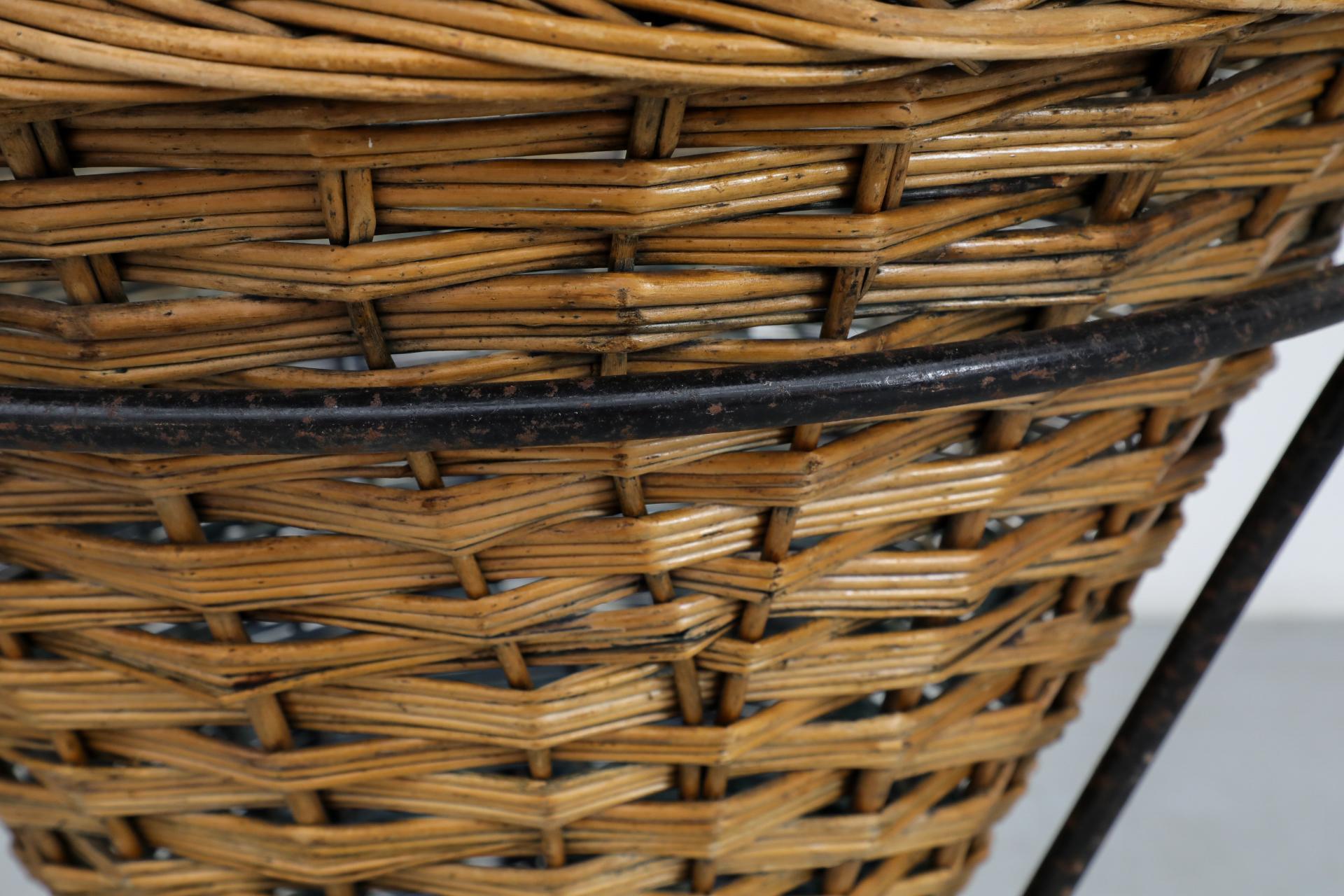 Cestino in rattan di metà secolo con interno blu sbiadito e struttura in filo metallico in vendita 1
