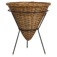 Panier en rotin du milieu du siècle dernier, avec intérieur bleu délavé et cadre en fil de fer