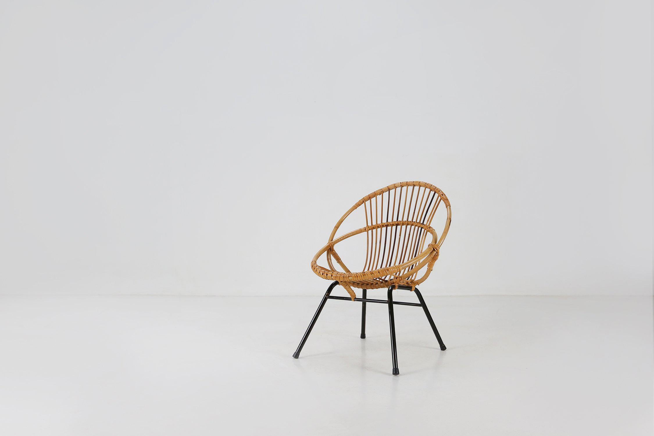 Netherlands / 1960 / childrens chair / metal, rattan / Mid-Century / Vintage

Vintage bohemian rattan chair with black glazed frame from the 1960s. Suitable for small children. This small easy chair is in very good vintage condition, minor signs of