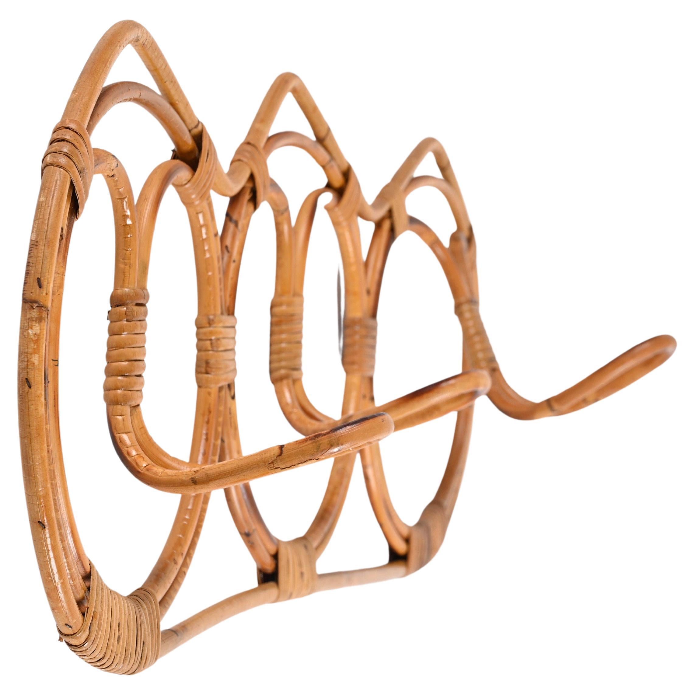 Gorgeous midcentury rattan coat or hat rack hook. This fantastic item was designed by Franco Albini and Franca Helg for Pierantonio Bonacina in Italy during 1961.

The piece represents perfectly the Italian midcentury craftsmanship produced and