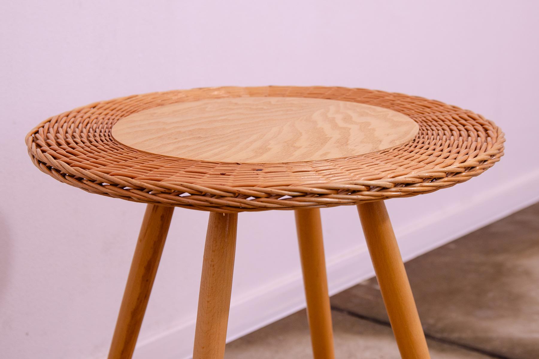 Czechoslovak rattan coffee table designed by Jan Kalous for ÚLUV in the 1960´s.  Very simple and elegant design.  In good Vintage condition, showing signs of age and using.

Height: 56 cm

width: 54 cm

depth: 54 cm