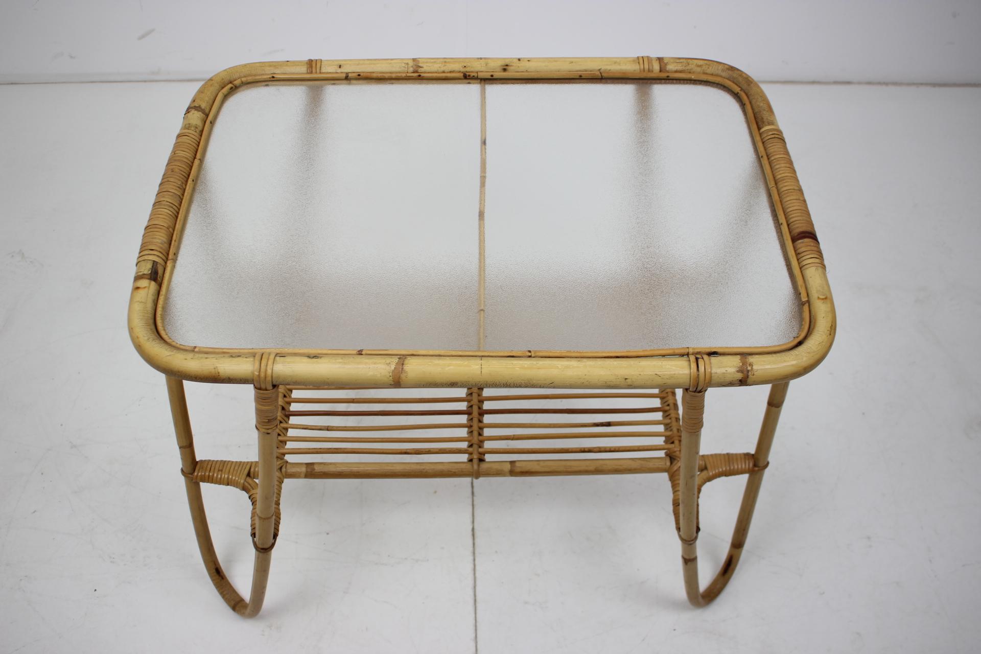 - made in Czechoslovakia
- made of rattan
- good, original condition.
    