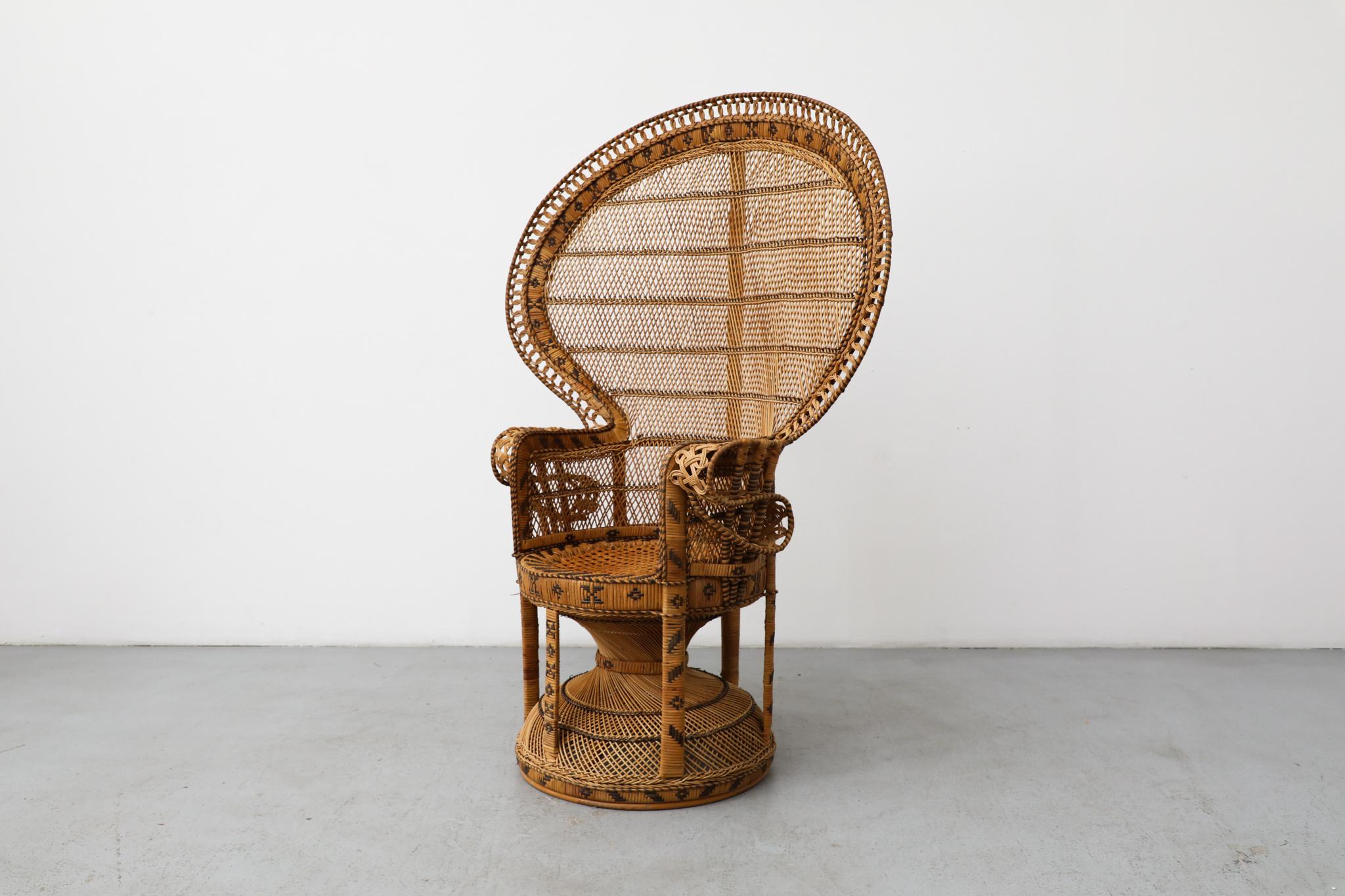 Mid-Century Rattan Emmanuelle Peacock Stuhl (Moderne der Mitte des Jahrhunderts) im Angebot