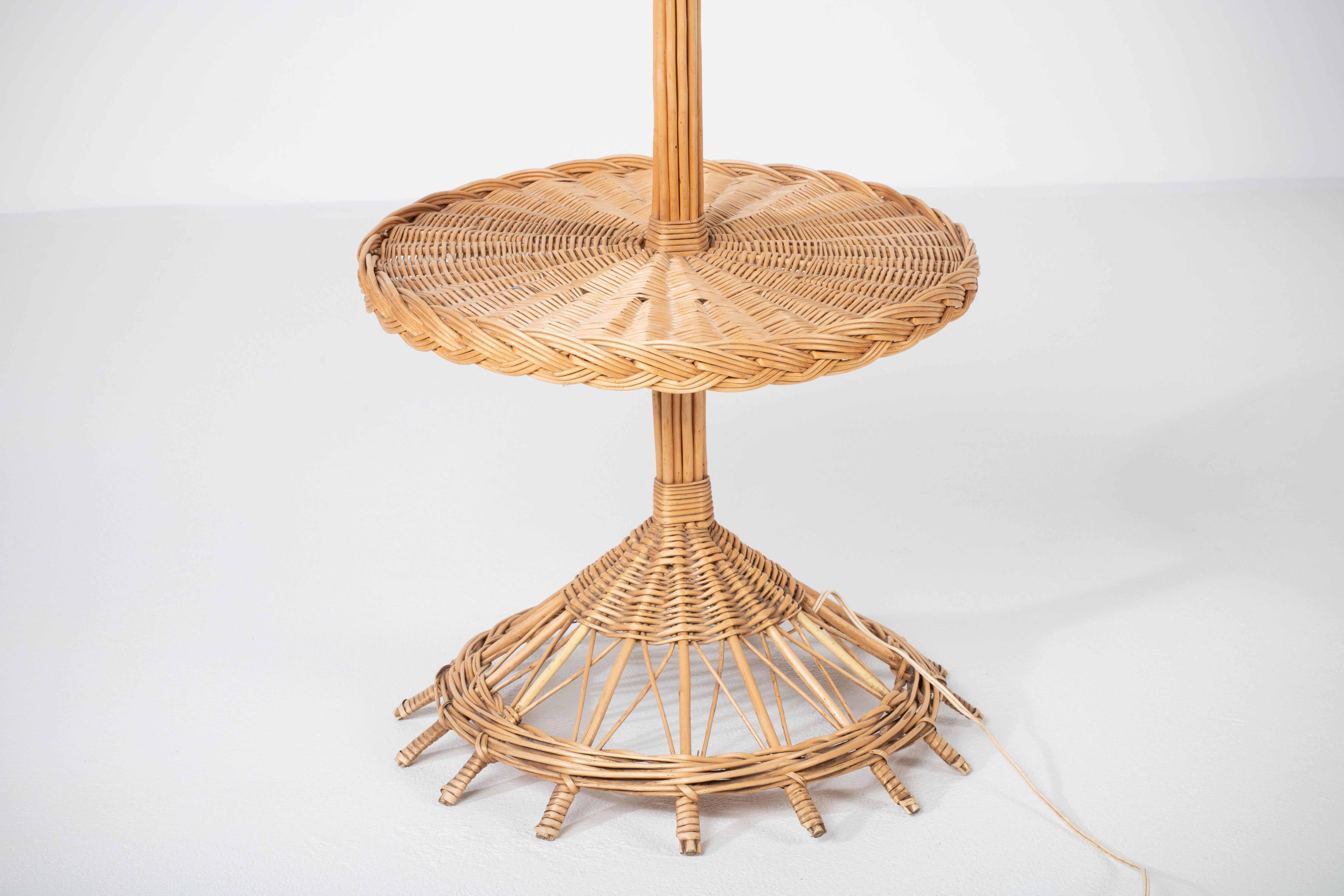 French mid-century Rattan lamp.
Originality, soft and warm light, to be placed in any room of the house.
Good vintage condition.
Sold with lampshade.

Height without lampshade 155 cm.
 