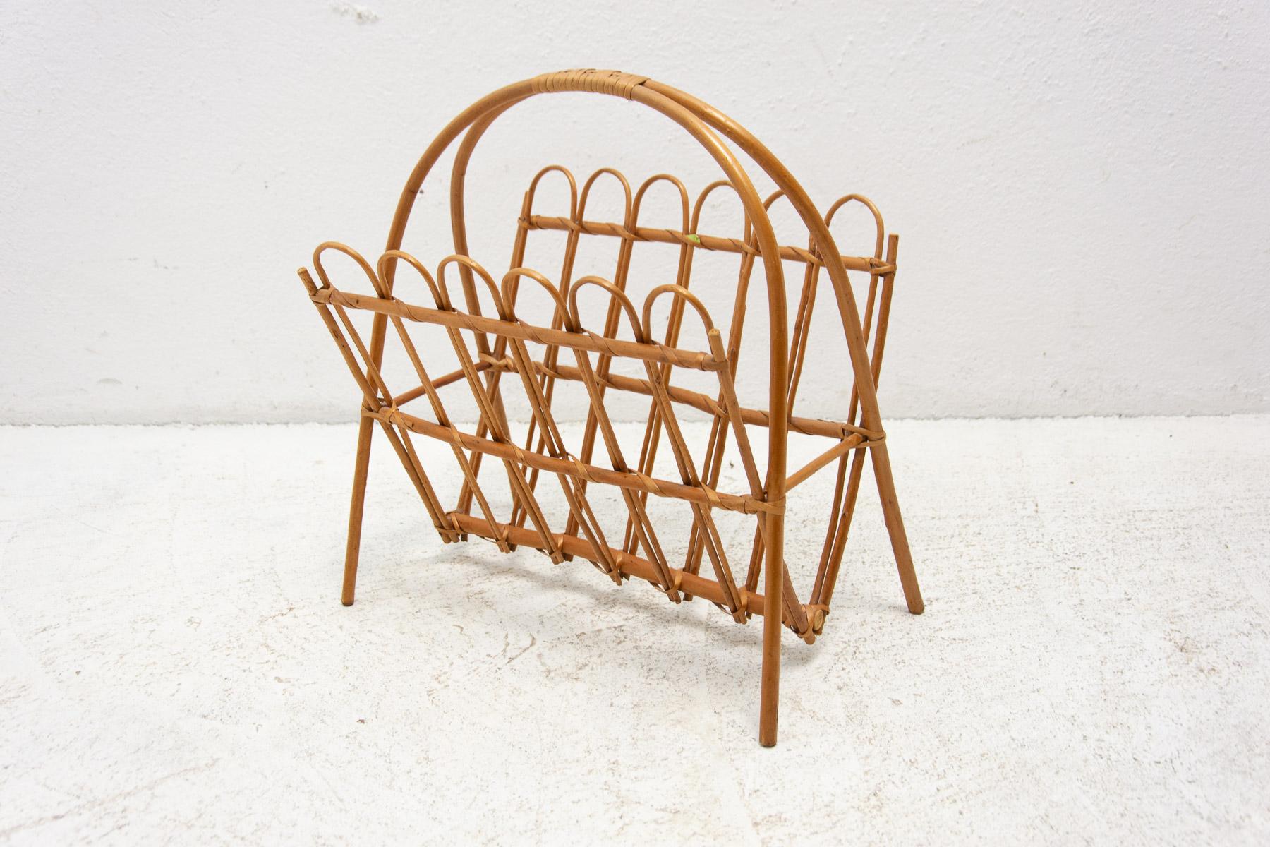 Czechoslovak magazine rack designed by Jan Kalous for ÚLUV in the 1960s. Very simple and elegant design. In good Vintage condition, bears signs of age and using.

Measures : Height: 49 cm

width: 43 cm

depth: 28 cm.