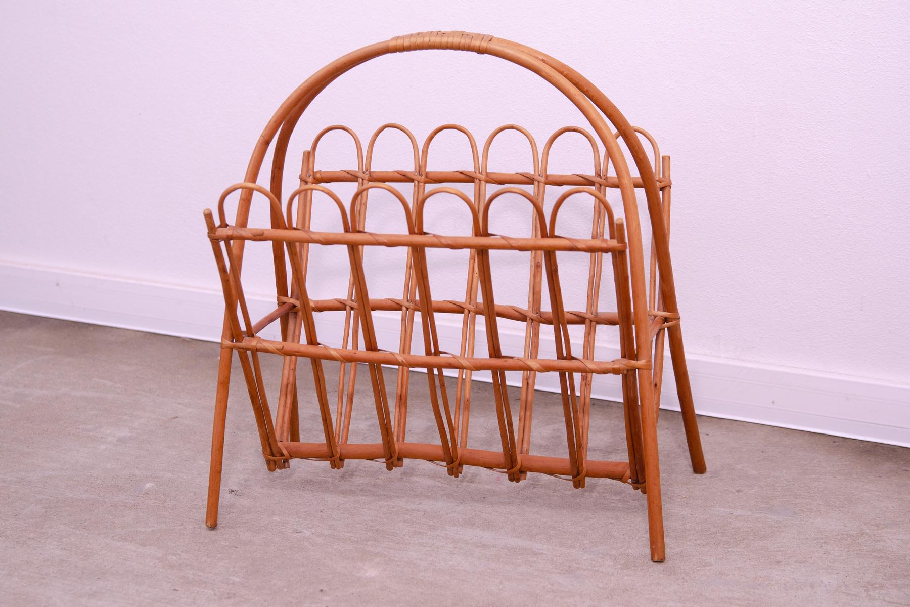 Midcentury Czechoslovak magazine rack designed by Jan Kalous for ÚLUV in the 1960´s.  Very simple and elegant design.  In good Vintage condition, bears signs of age and using.

Height: 46 cm

width: 40 cm

depth: 28 cm