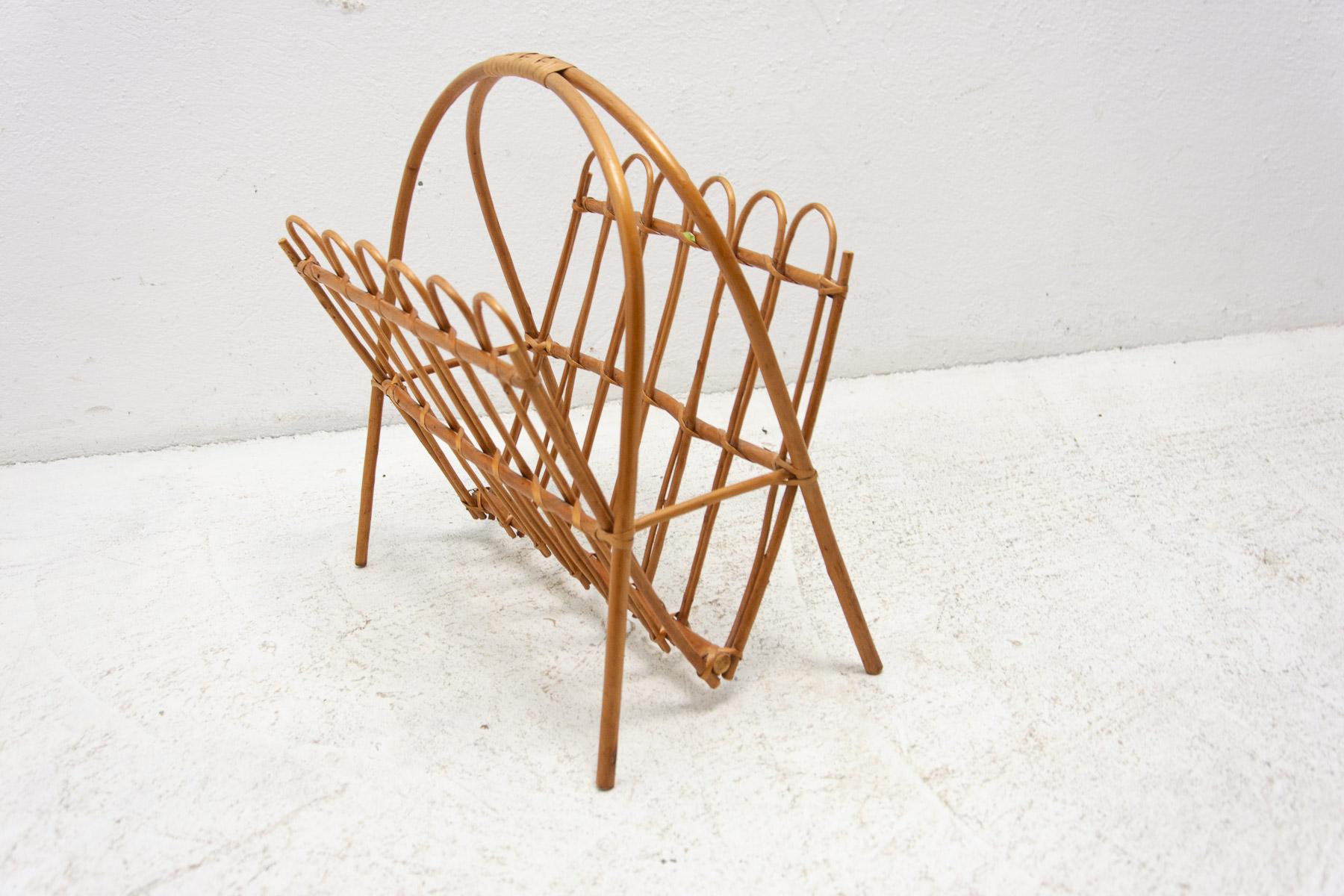 Midcentury Rattan Magazine Rack by Jan Kalous for Úluv, 1960s, Czechoslovakia In Good Condition For Sale In Prague 8, CZ