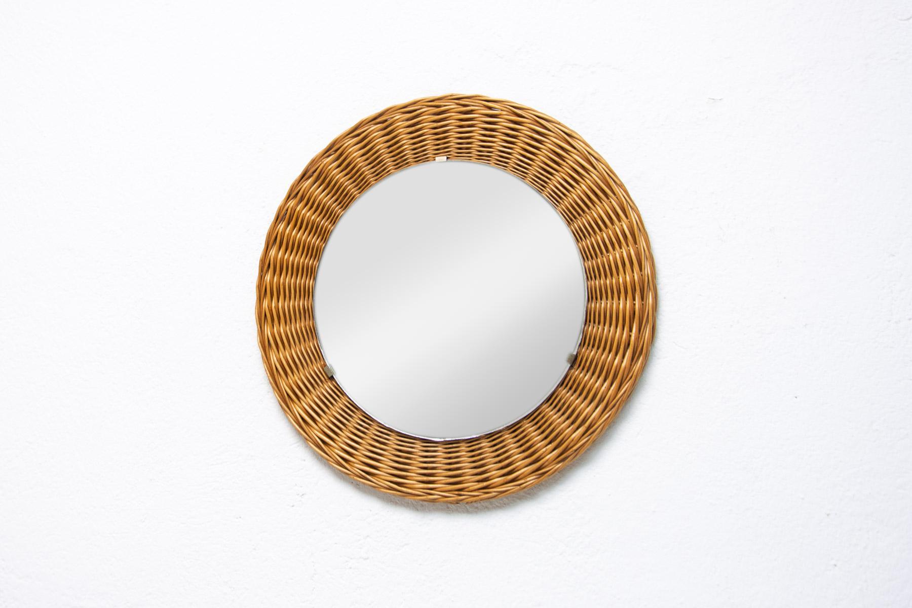 Czechoslovak rattan mirror designed by Jan Kalous for ÚLUV in the 1960´s.  Very simple and elegant design.  In good Vintage condition, showing signs of age and using.

Height: 38 cm

width: 38 cm

depth: 2 cm
