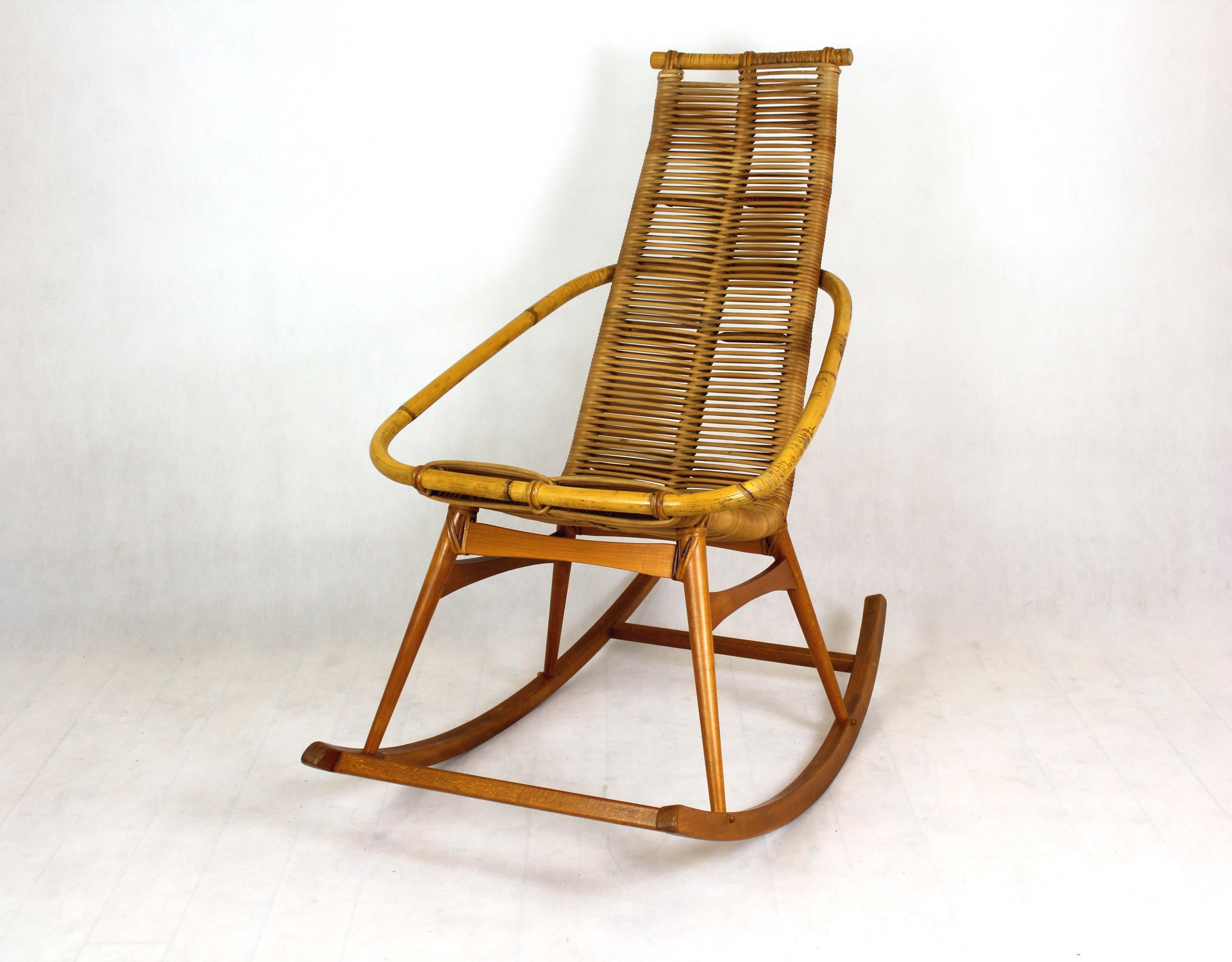 Cette chaise à bascule en rotin a été fabriquée dans l'ancienne Tchécoslovaquie dans les années 1960.
 