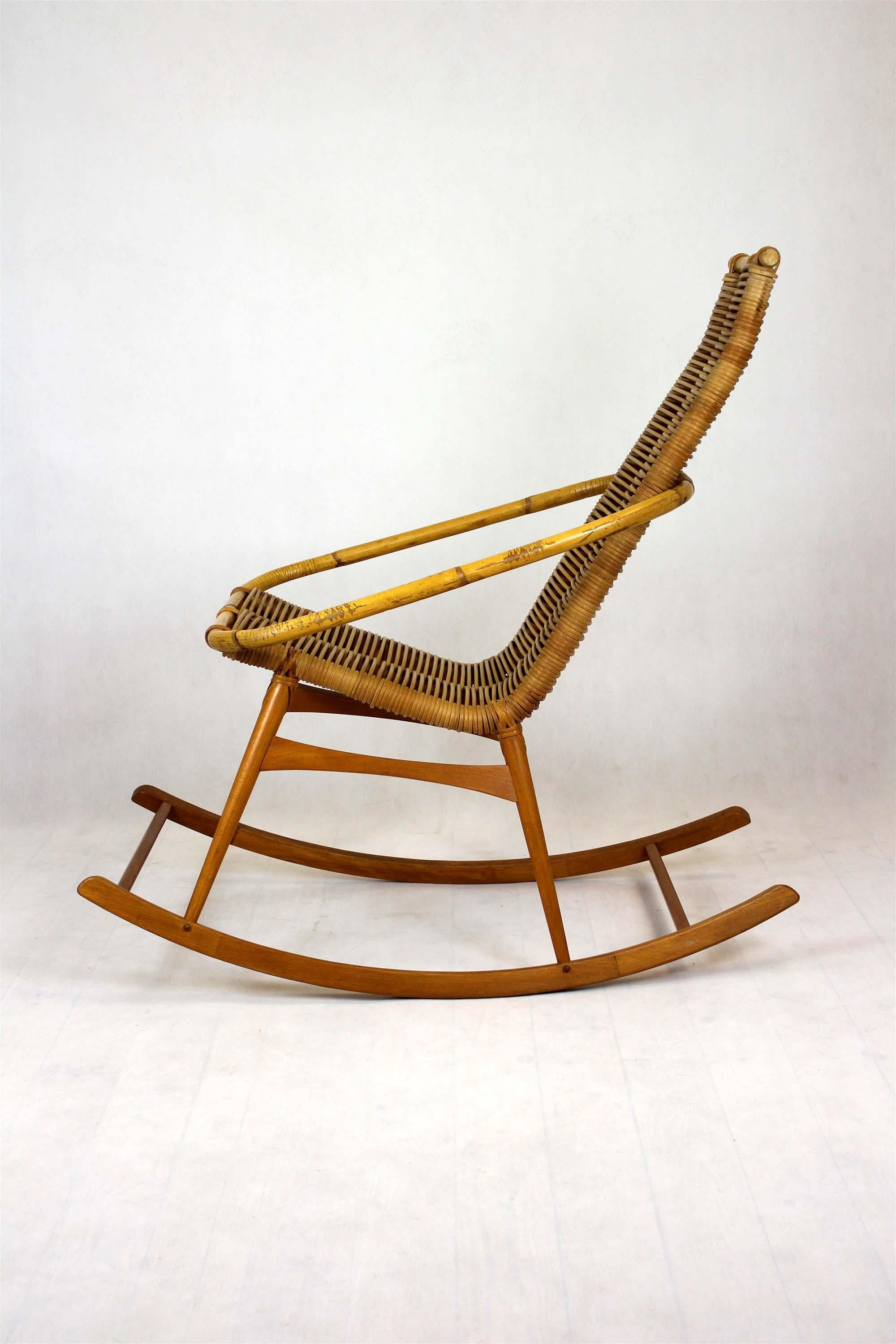 Mid-Century Modern Fauteuil à bascule en rotin du milieu du siècle, années 1960 en vente