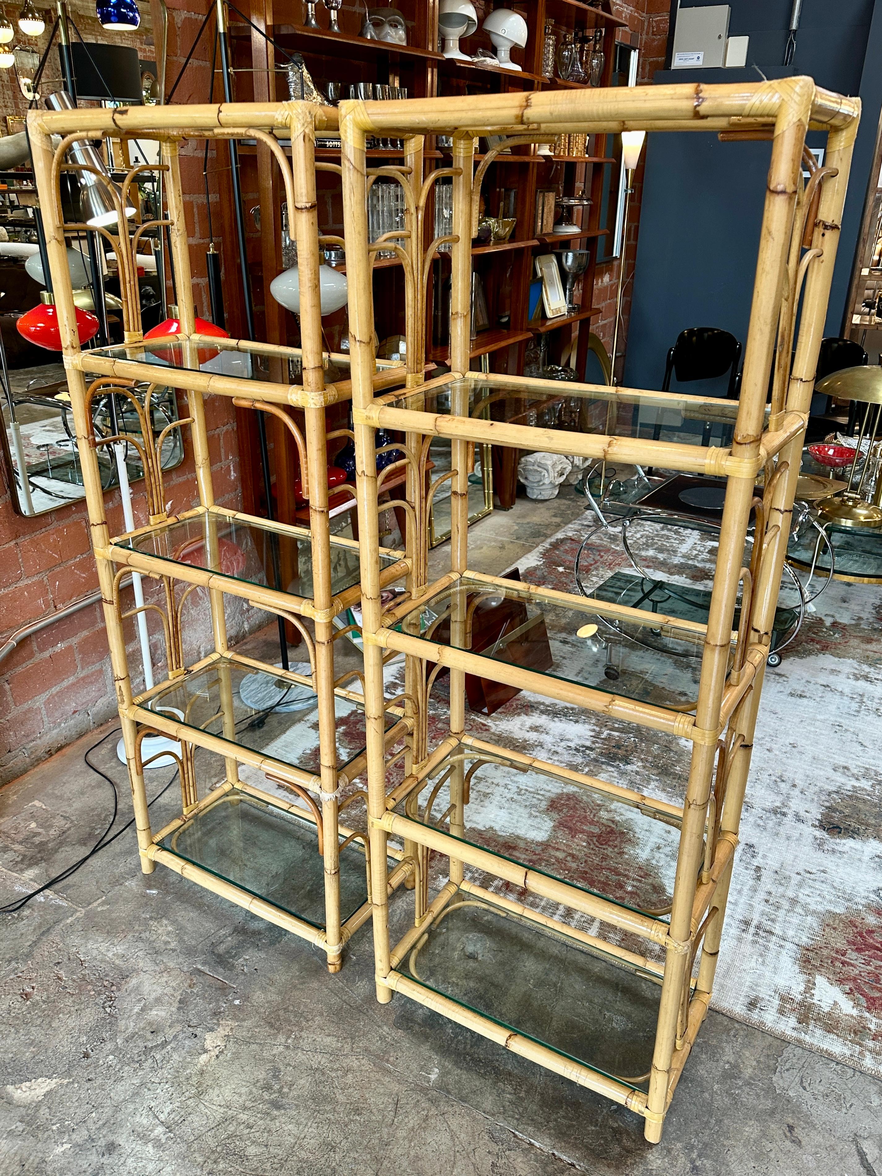 Scaffali in rattan di metà secolo, Italia 1970. Set di due in vendita 3