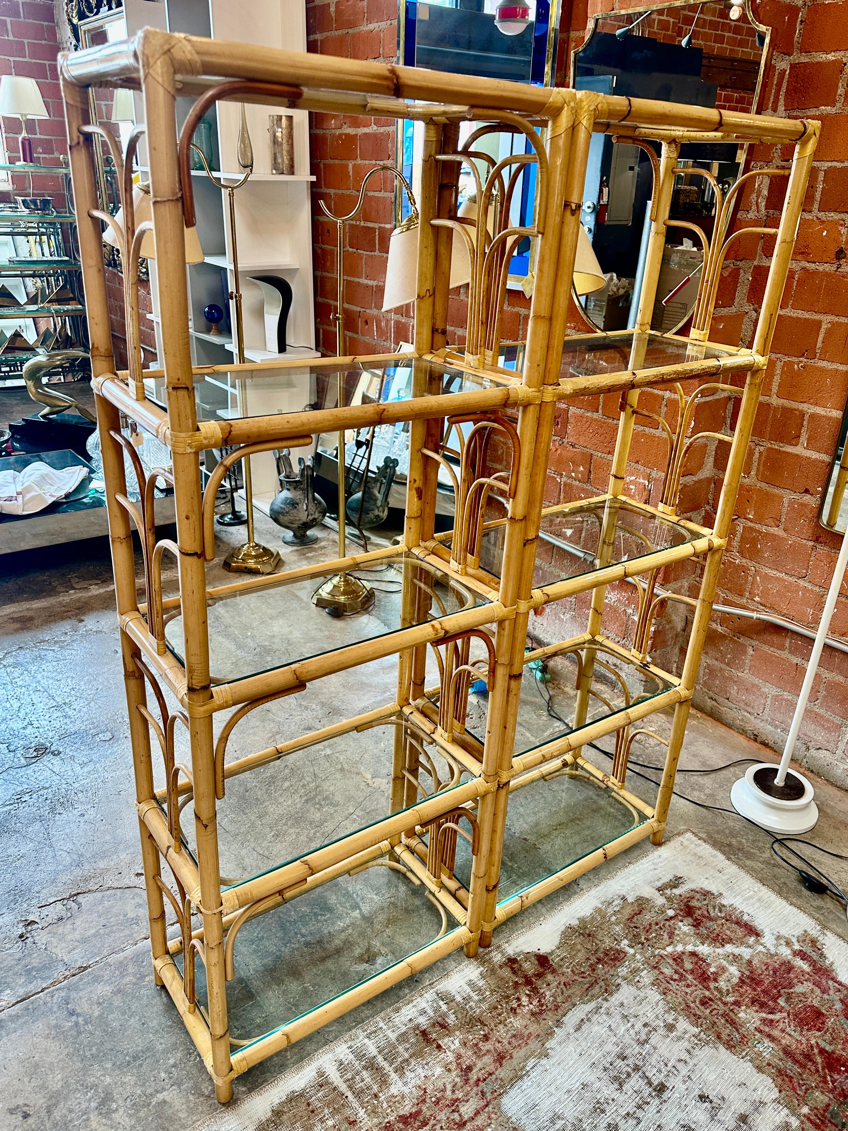 Si tratta di un affascinante set di due scaffali in rattan vintage o étagères, che emanano un'estetica tropicale e bohémien. I telai sono realizzati in rattan naturale, che mostra il suo caldo colore miele e la sua consistenza organica. Ogni