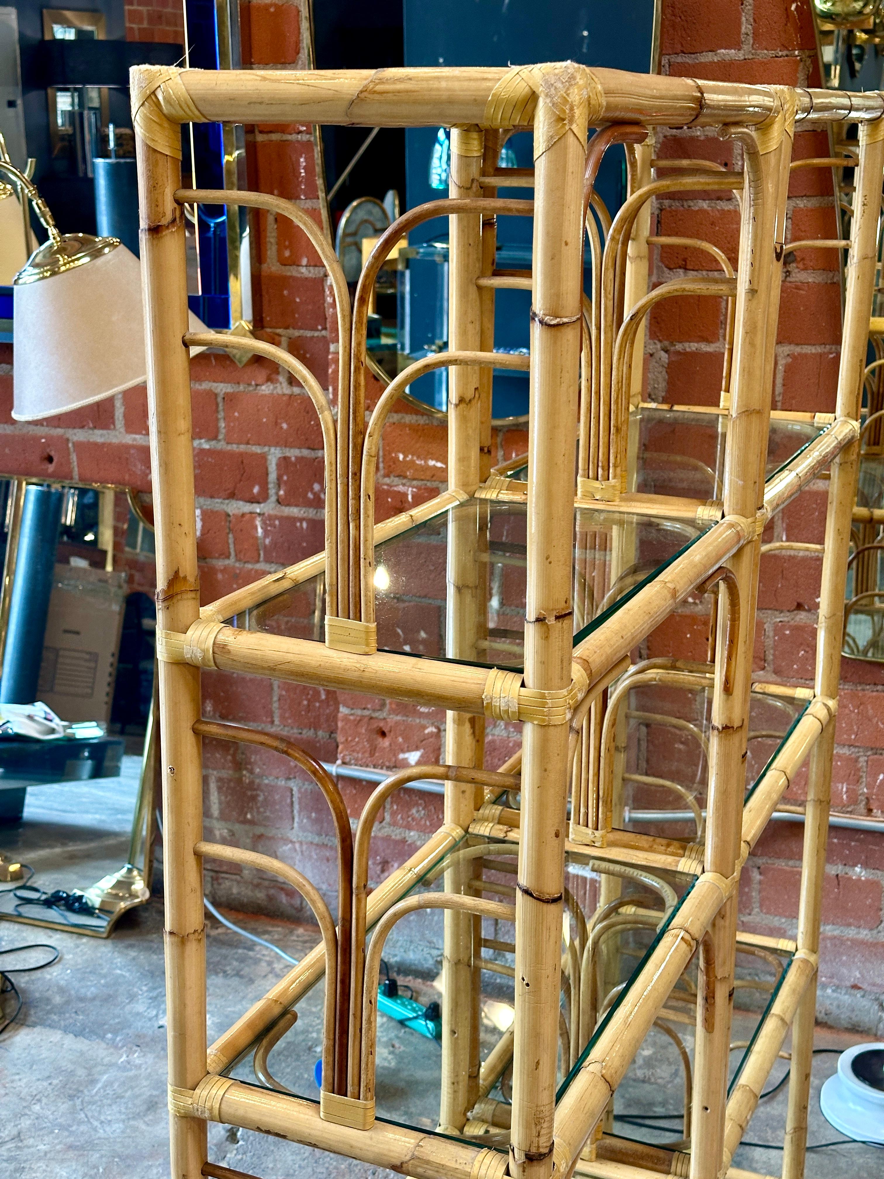 Mid-Century moderno Scaffali in rattan di metà secolo, Italia 1970. Set di due in vendita