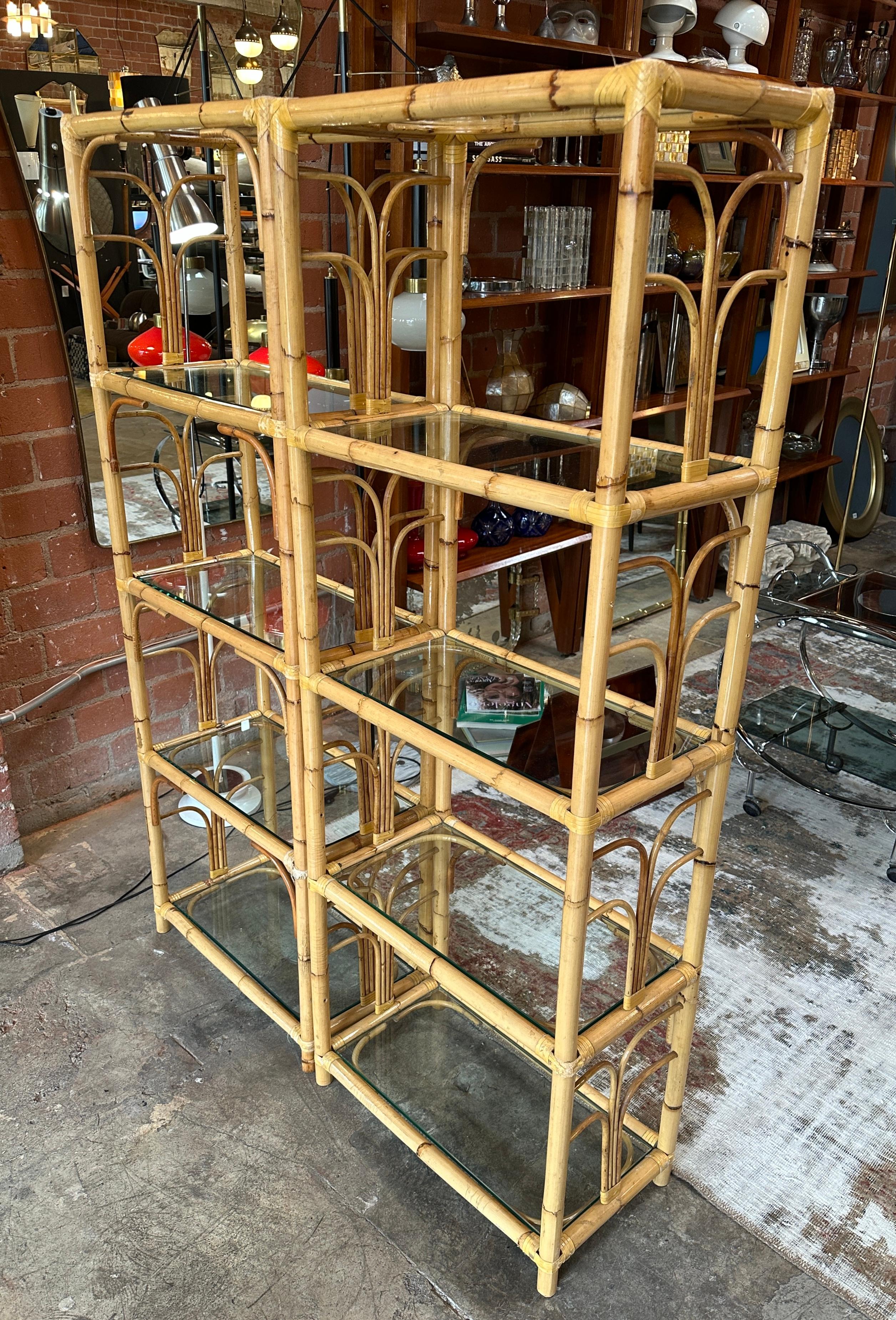 Italiano Scaffali in rattan di metà secolo, Italia 1970. Set di due in vendita