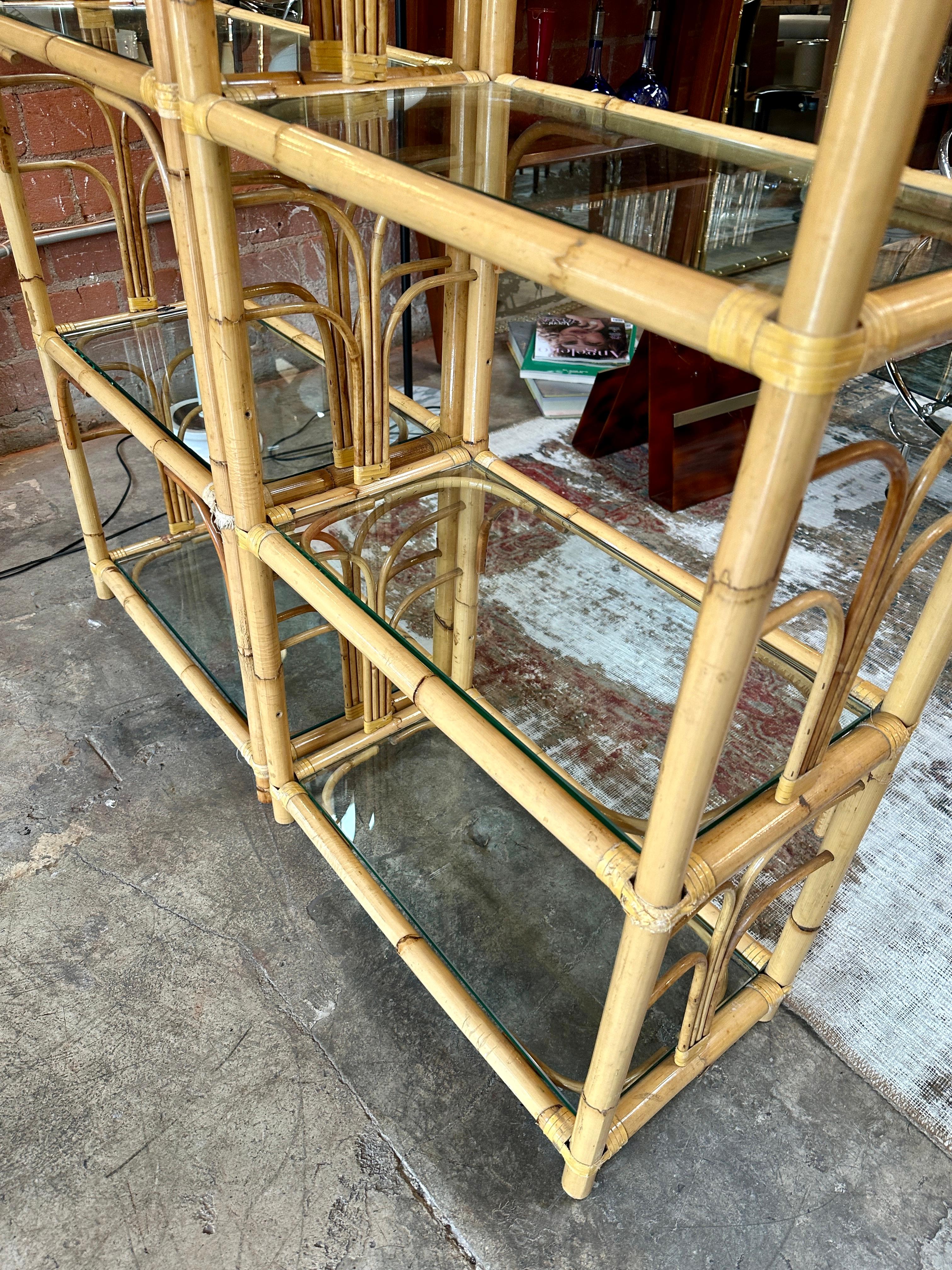 Scaffali in rattan di metà secolo, Italia 1970. Set di due in vendita 1