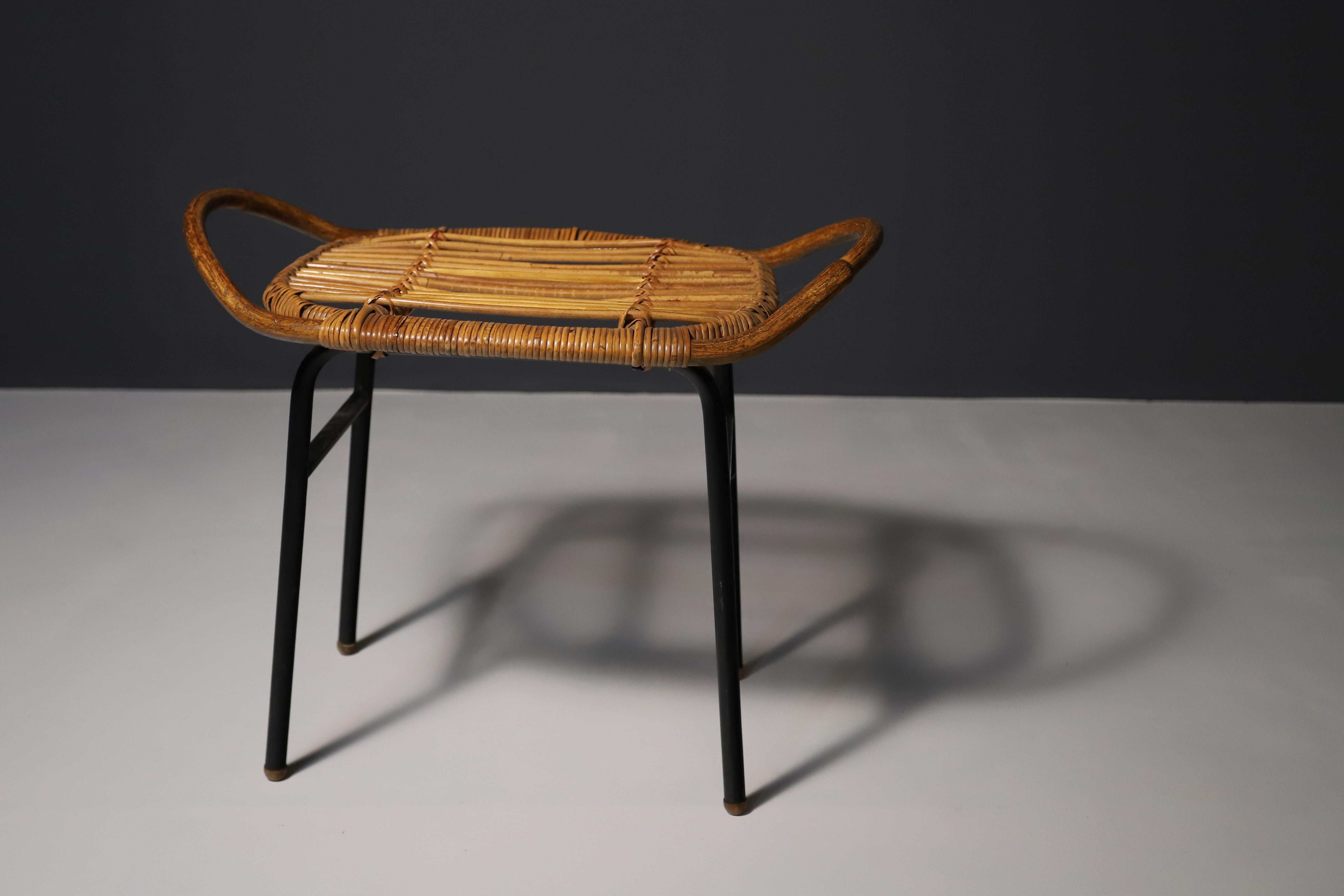 Sgabello in rattan cecoslovacco disegnato da Alan Fuchs per ÚLUV negli anni Sessanta.  Un design molto semplice ed elegante.  In buone condizioni vintage, presenta i segni dell'età e dell'uso.

Altezza: 44  cm

Lunghezza:  60 cm

profondità:  39 cm