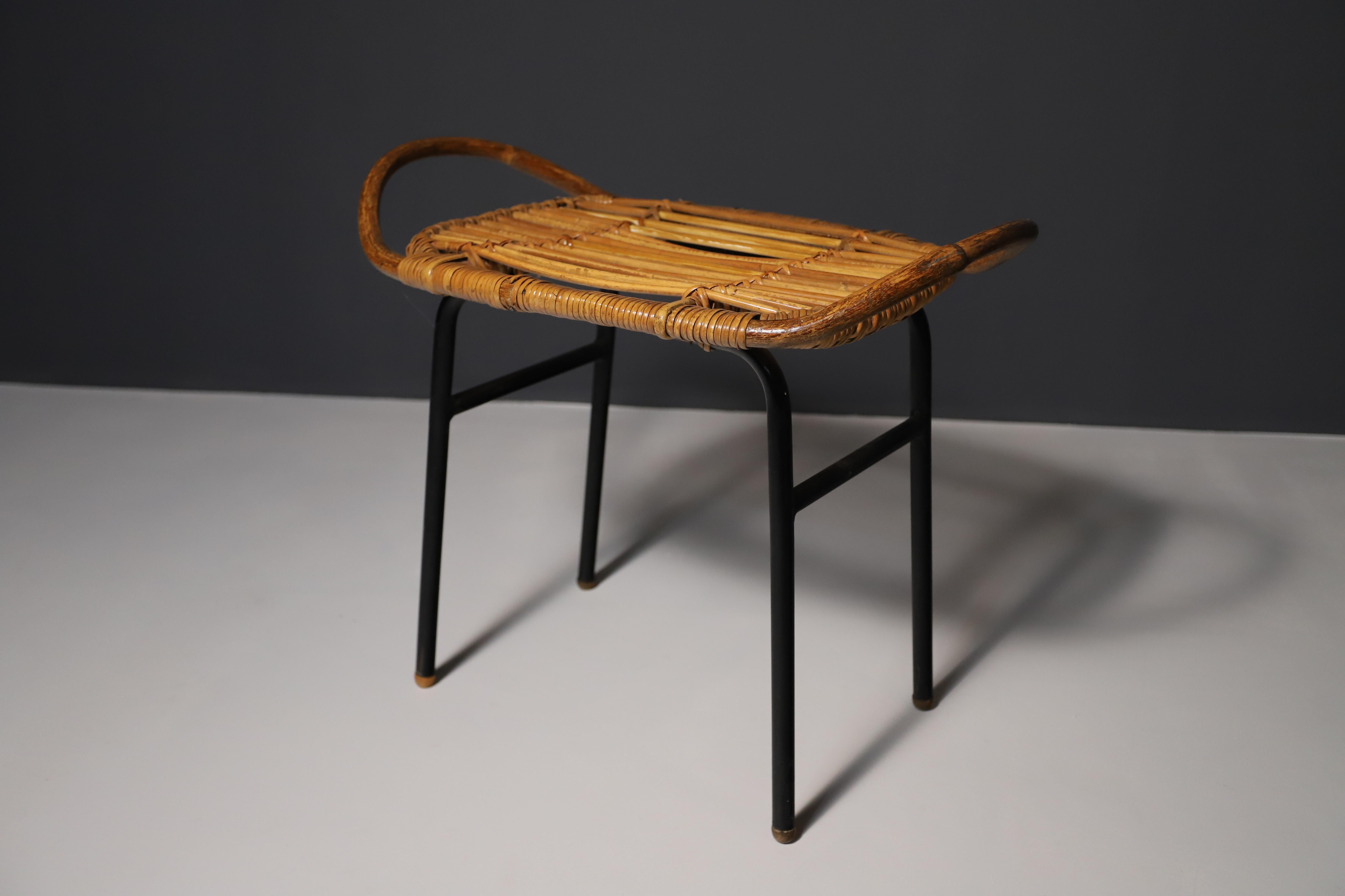 Metallo Sgabello in rattan di metà secolo di Alan Fuchs, ULUV, 1960´s, Cecoslovacchia in vendita