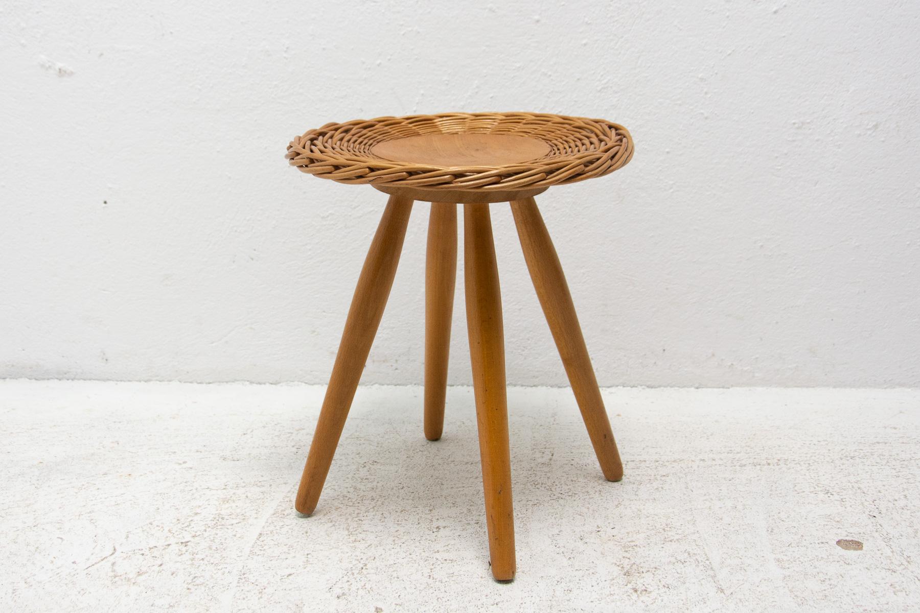 Czechoslovak rattan stool designed by Jan Kalous for ÚLUV in the 1960´s. Very simple and elegant design. In good Vintage condition, bears signs of age and using.

Measures: height: 41 cm

width: 35 cm

depth: 35 cm

seat height : 41 cm.