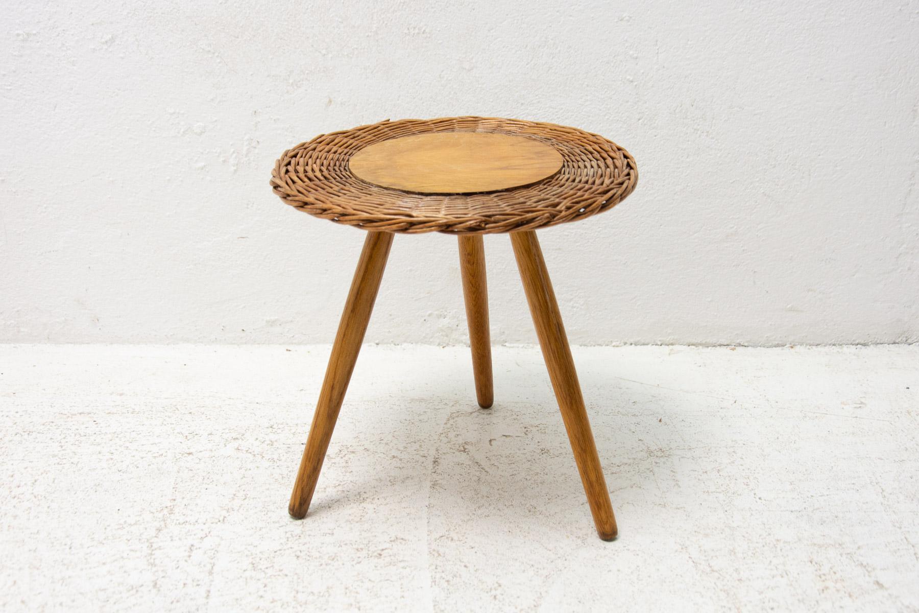 Czechoslovak rattan stool designed by Jan Kalous for ÚLUV in the 1960´s. Very simple and elegant design. In good Vintage condition, showing signs of age and using.

Measures: Height: 31 cm

width: 30 cm

depth: 30 cm.