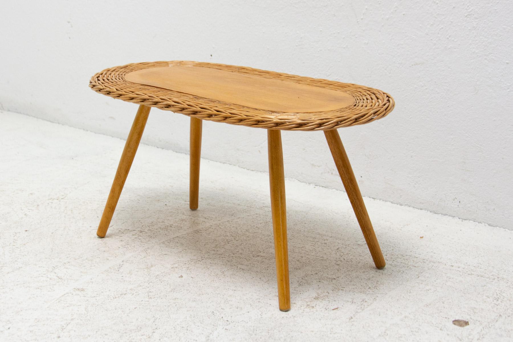 Czechoslovak rattan stool designed by Jan Kalous for ÚLUV in the 1960's. Very simple and elegant design. In good Vintage condition, showing signs of age and using.

Measures: height: 31 cm

width: 63 cm

depth: 32 cm.