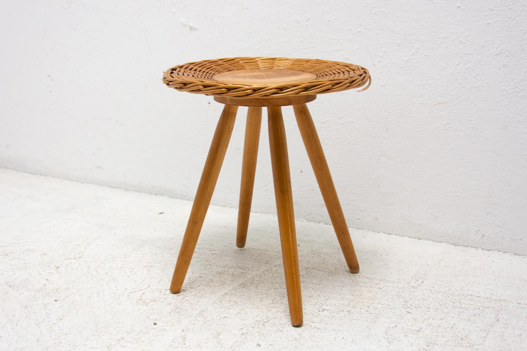 Czechoslovak rattan stool designed by Jan Kalous for ÚLUV in the 1960's. Very simple and elegant design. In good Vintage condition, showing signs of age and using.

Height: 40 cm

width: 36 cm

depth: 36 cm

Seat height : 40 cm.