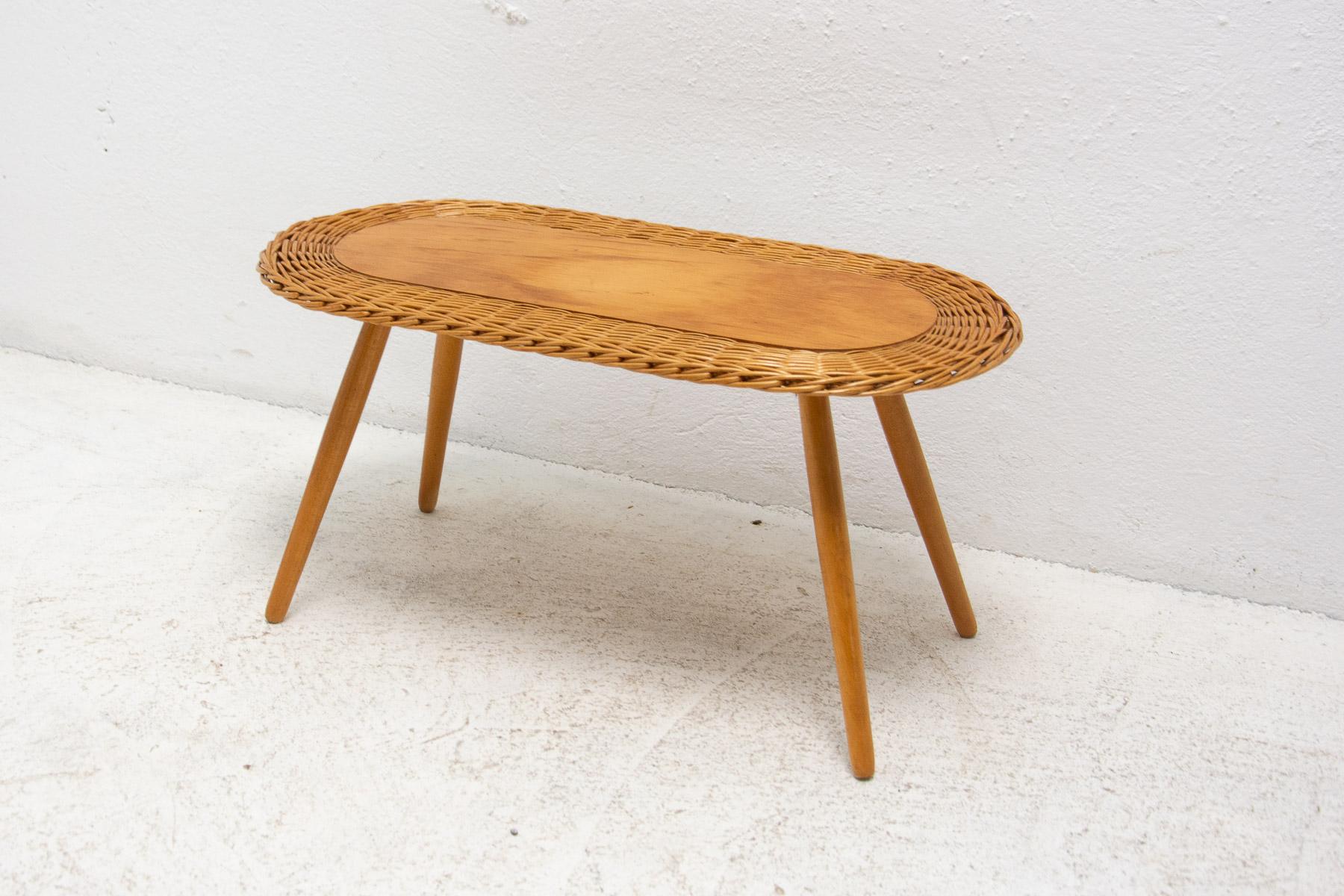 Czechoslovak rattan stool designed by Jan Kalous for ÚLUV in the 1960´s.  Very simple and elegant design.  In good Vintage condition, showing signs of age and using.

Height: 31 cm

width: 63 cm

depth: 32 cm
