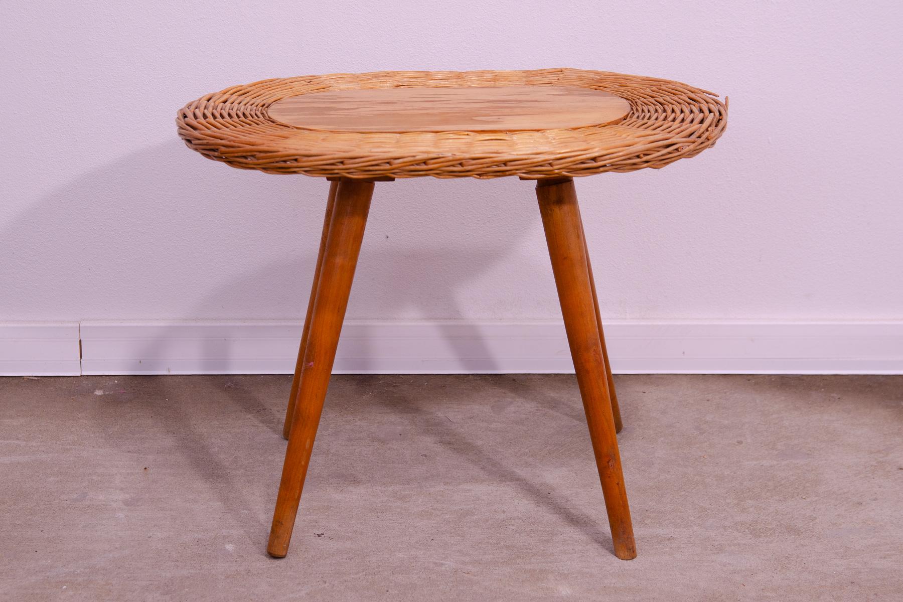 Czechoslovak rattan stool designed by Jan Kalous for ÚLUV in the 1960´s.  Very simple and elegant design.  In good Vintage condition, showing signs of age and using.

Height: 40 cm

width: 53 cm

depth: 36 cm
