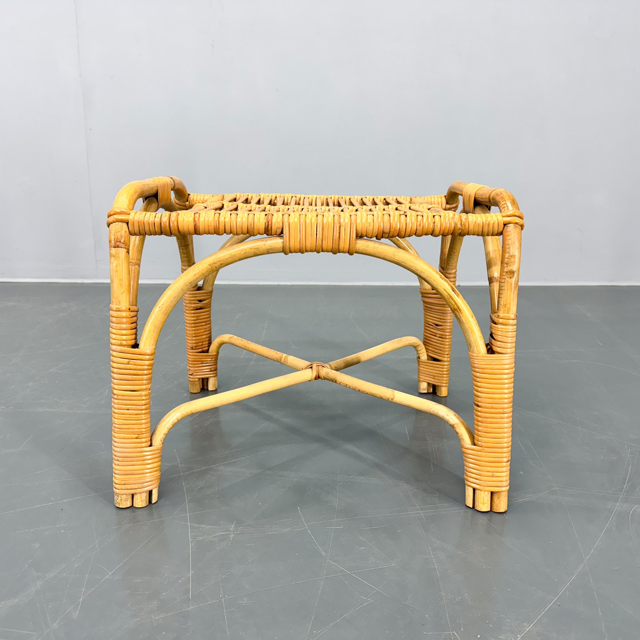Sgabello o poggiapiedi in rattan vintage, realizzato nell'ex Cecoslovacchia negli anni '70. Buone condizioni originali.