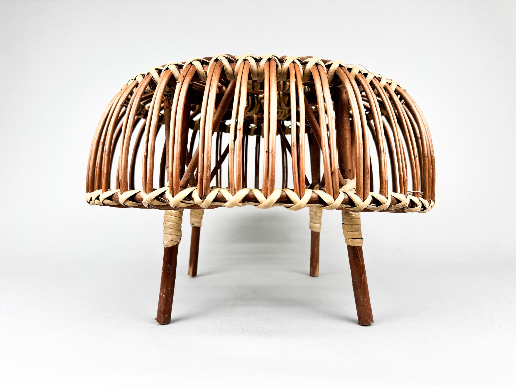 Tabouret en rotin vintage  ou un repose-pieds dans le style de Franco Albini. Bon état d'origine. 2 pièces disponibles.