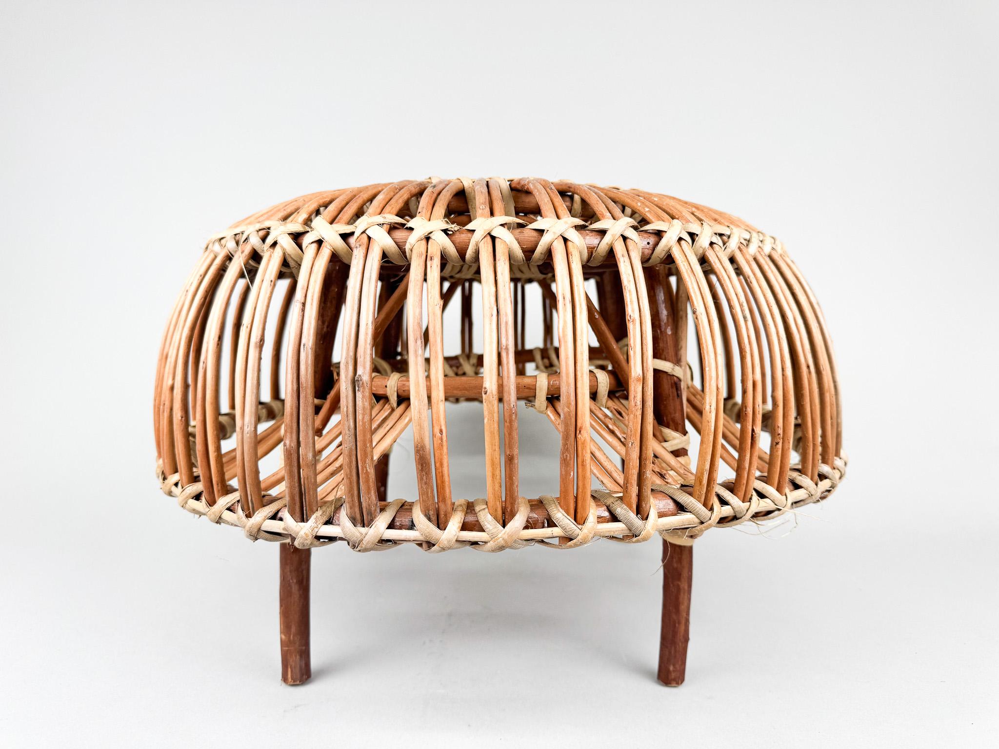 Tabouret en rotin vintage  ou un repose-pieds dans le style de Franco Albini. Bon état d'origine.