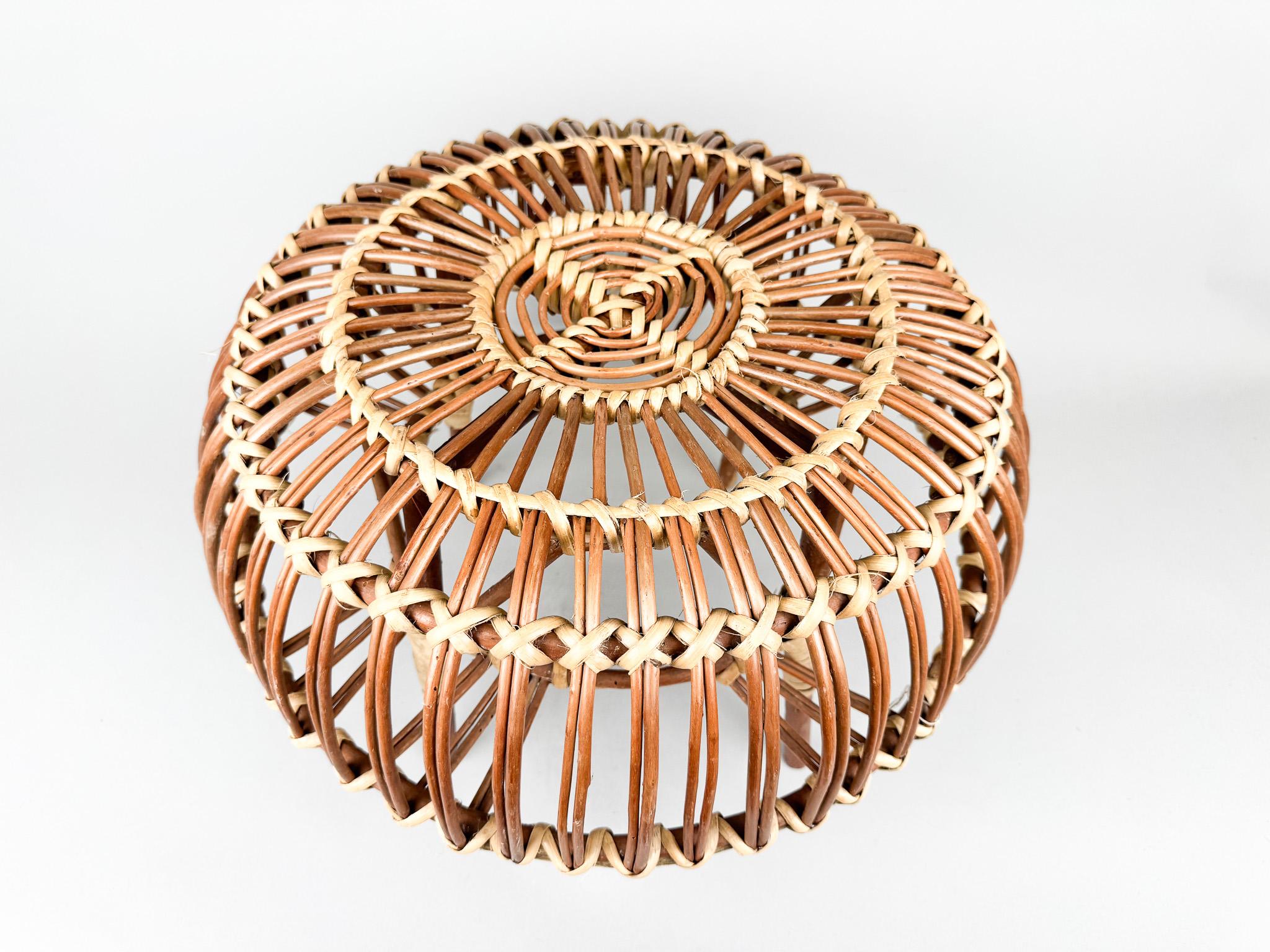 Européen Tabouret en rotin du milieu du siècle dans le style de Franco Albini en vente