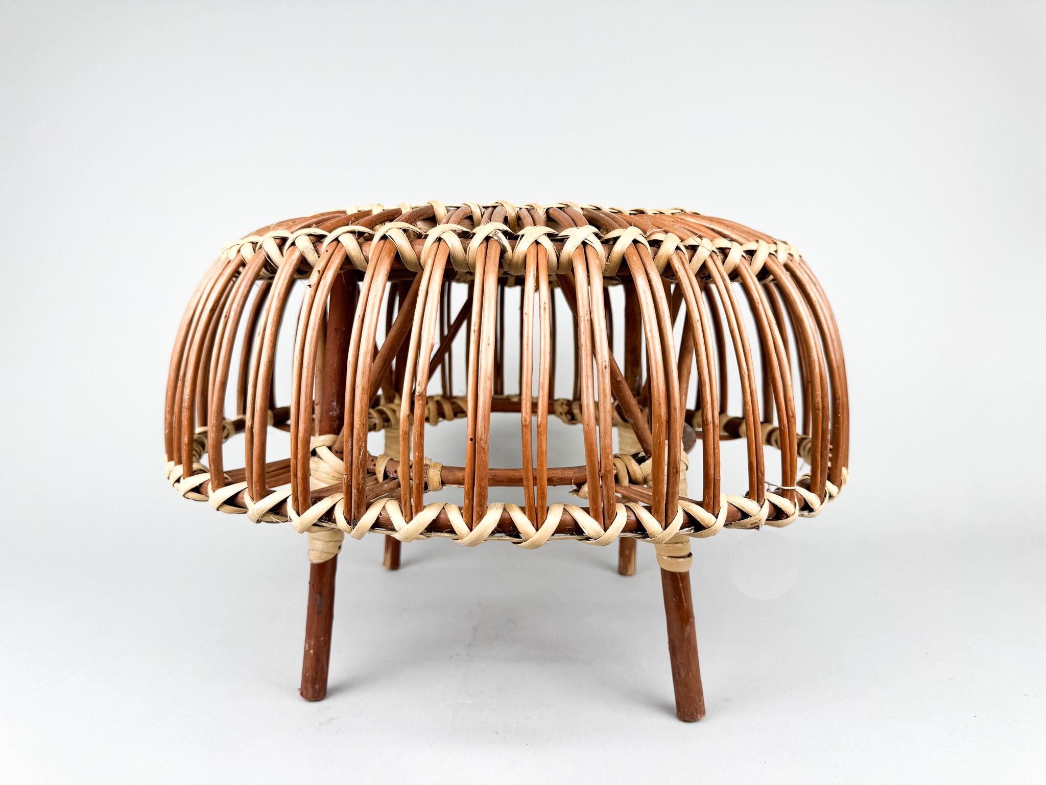 20ième siècle Tabouret en rotin du milieu du siècle dans le style de Franco Albini en vente