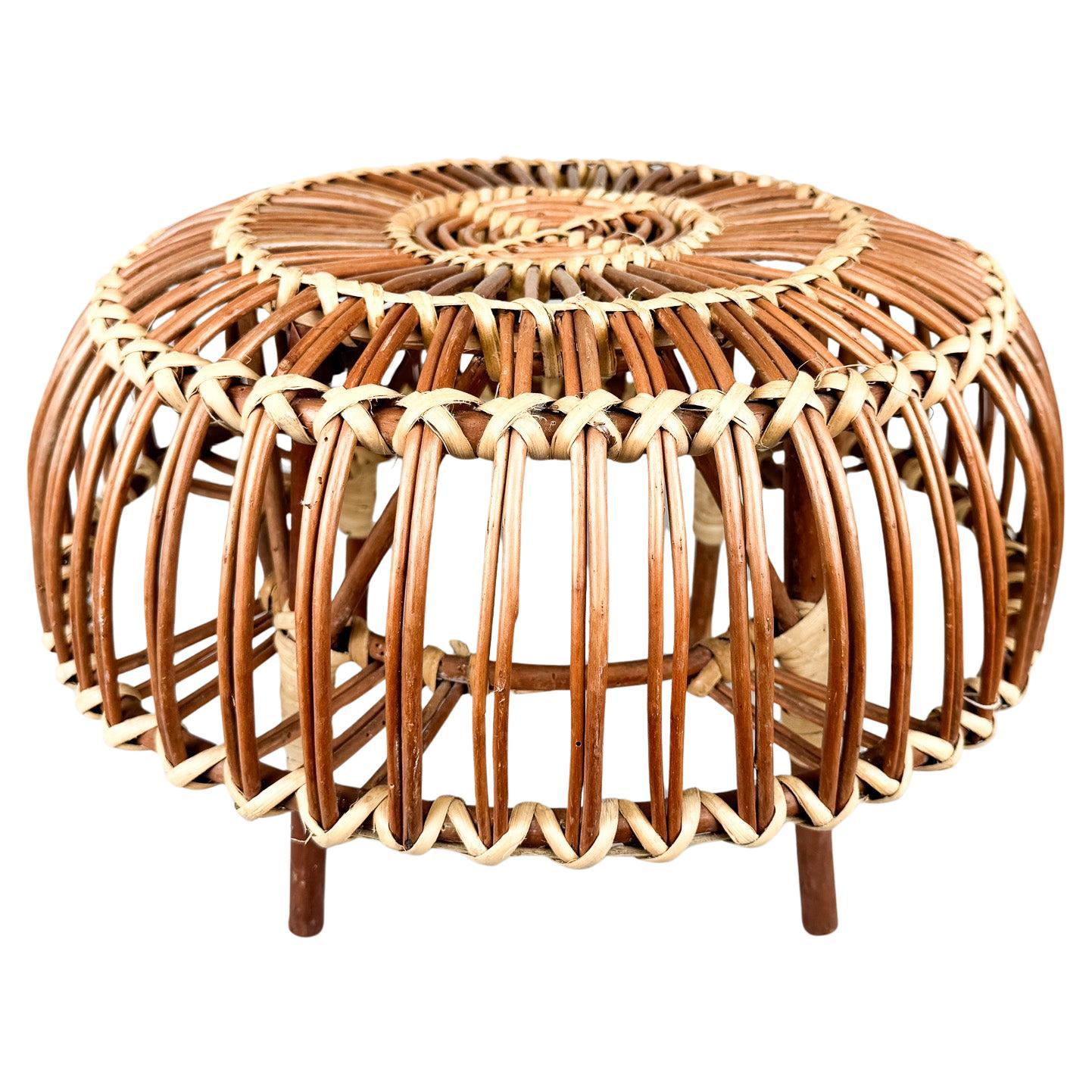 Tabouret en rotin du milieu du siècle dans le style de Franco Albini