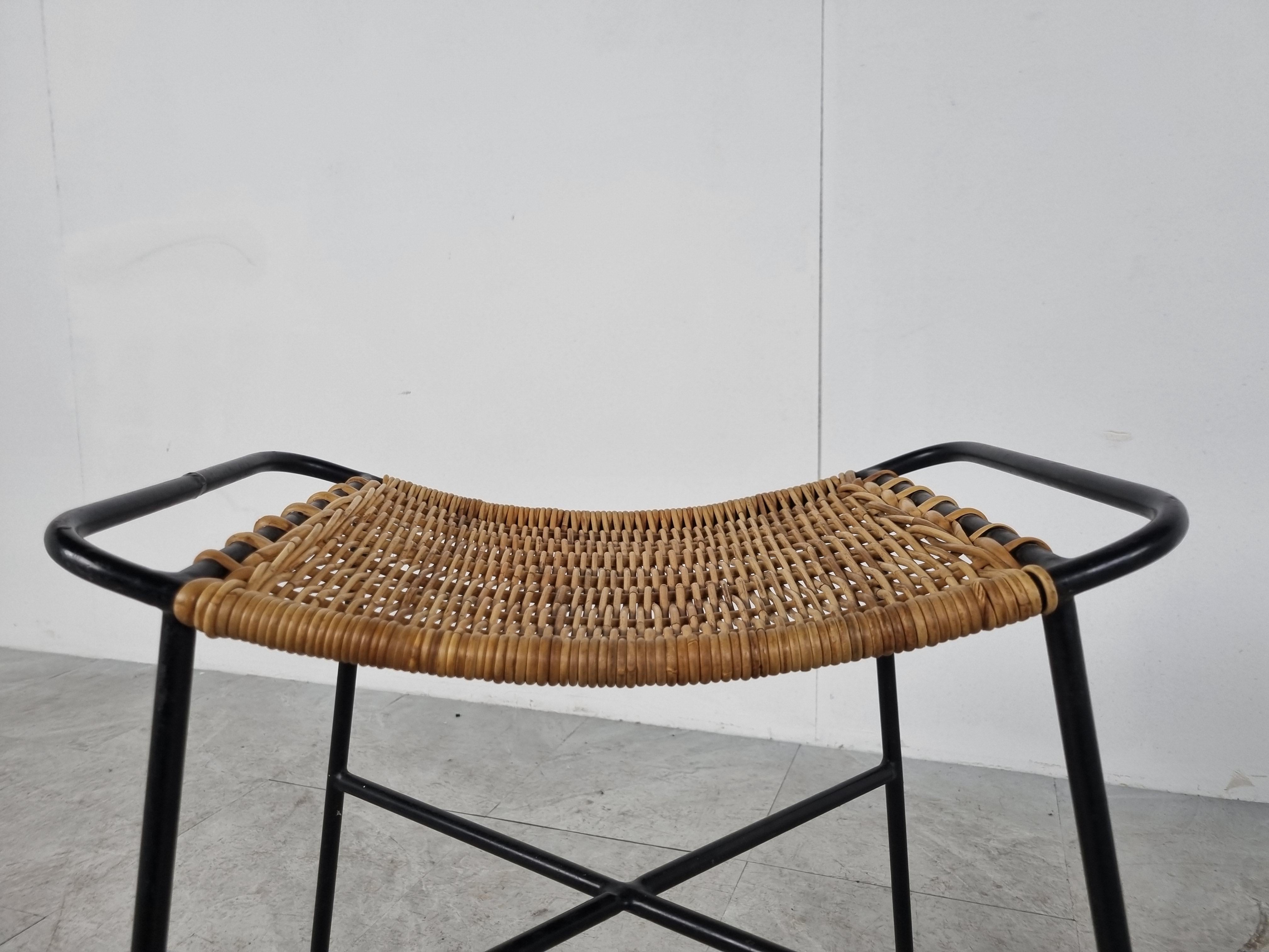 Elegant mid century wicker stools designed by gianfranco Legler.

The chairs have a wicker seat and a nicely crafted black lacquered metal base.

Good condition

Italy, 1950s 

Dimensions: 
Height: 47cm/18.50