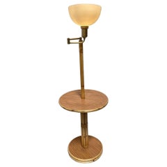 Lampada da terra a braccio oscillante in rattan del metà secolo con supporto per bevande