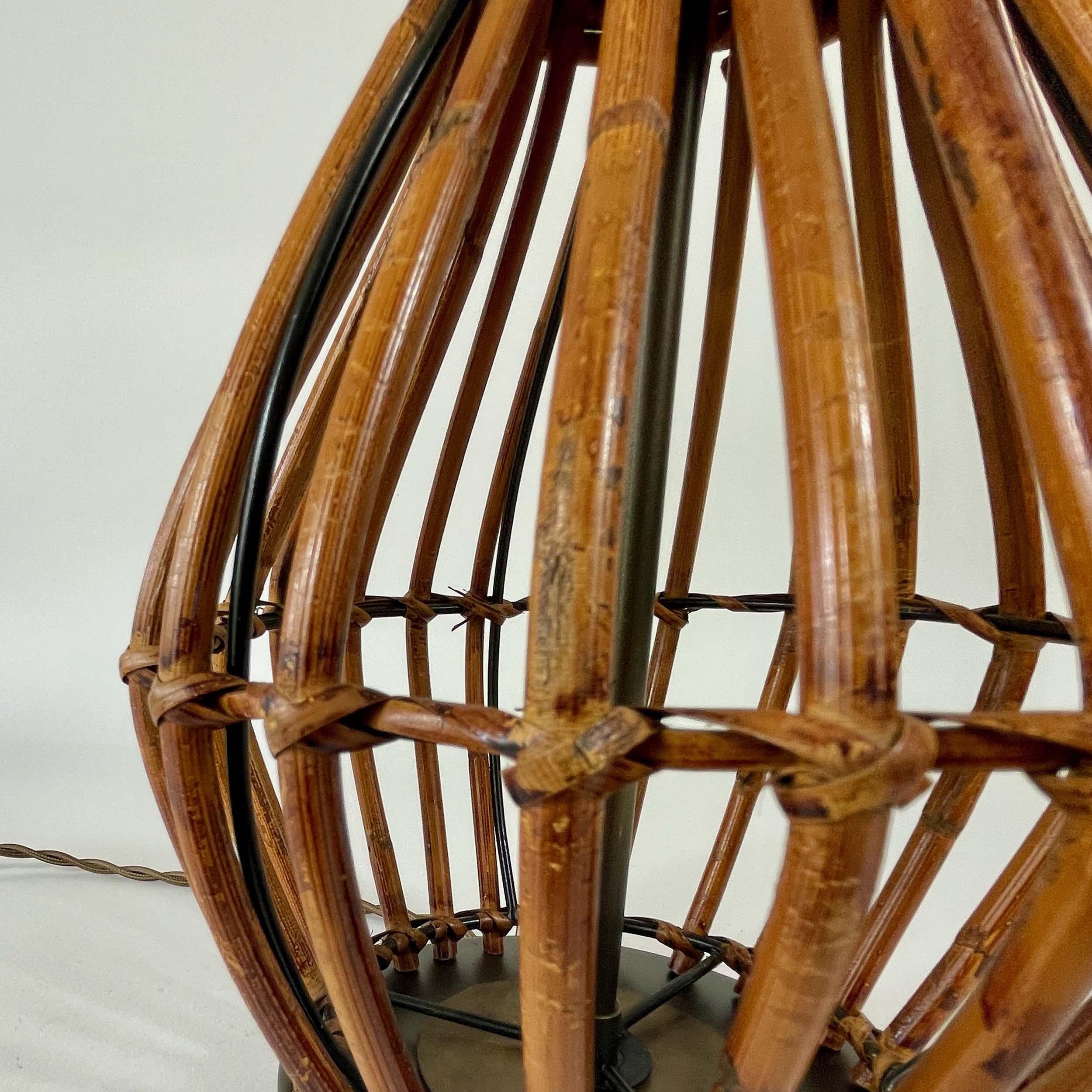 Lámpara de mesa de ratán de mediados de siglo, Francia Años 60 en venta 3