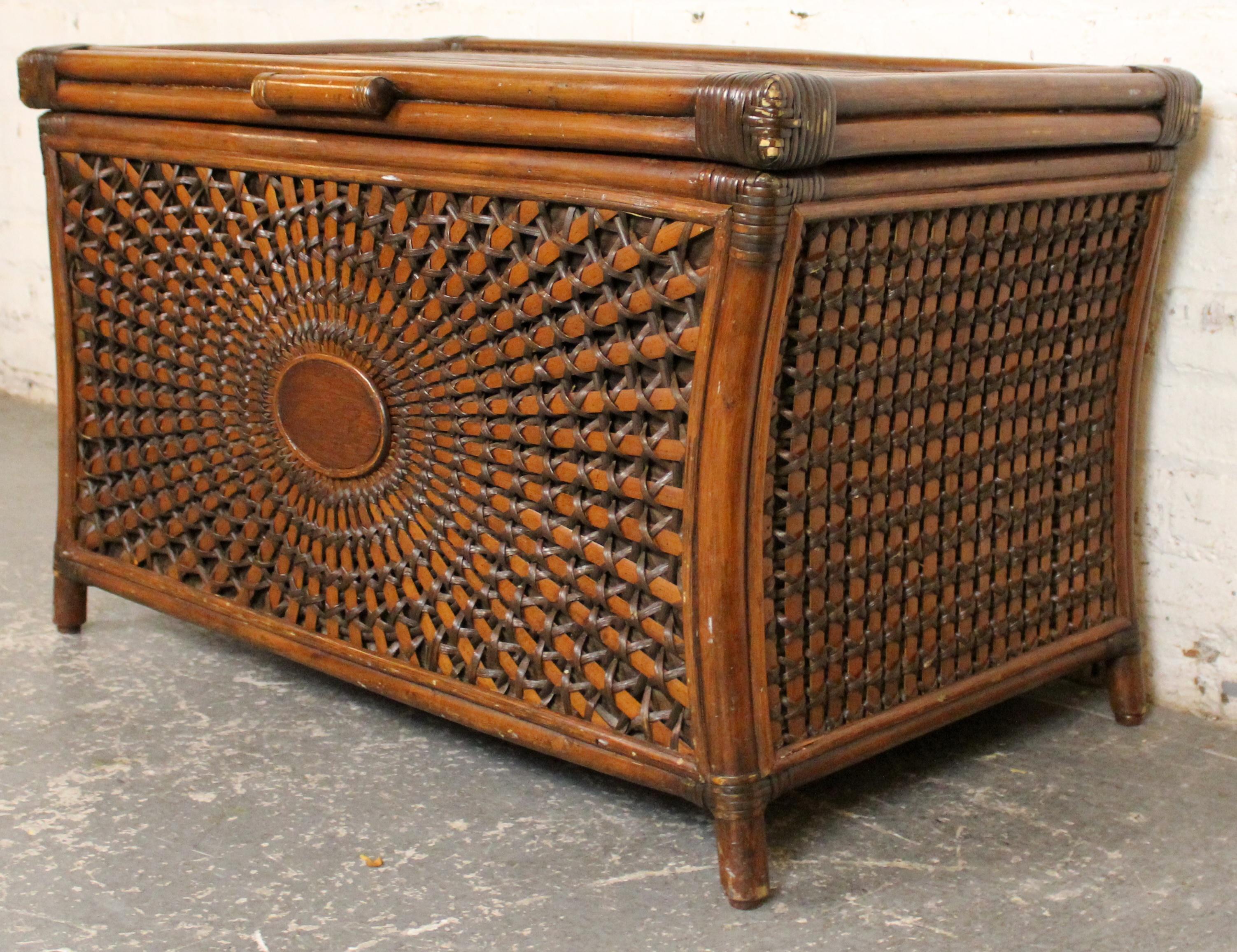 Un baule in rattan di metà secolo splendidamente realizzato con un intricato motivo a raggiera dimensionale intrecciato sul pannello frontale. La struttura dolcemente curvata, gli angoli avvolti e la calda finitura marrone miele mettono in risalto i
