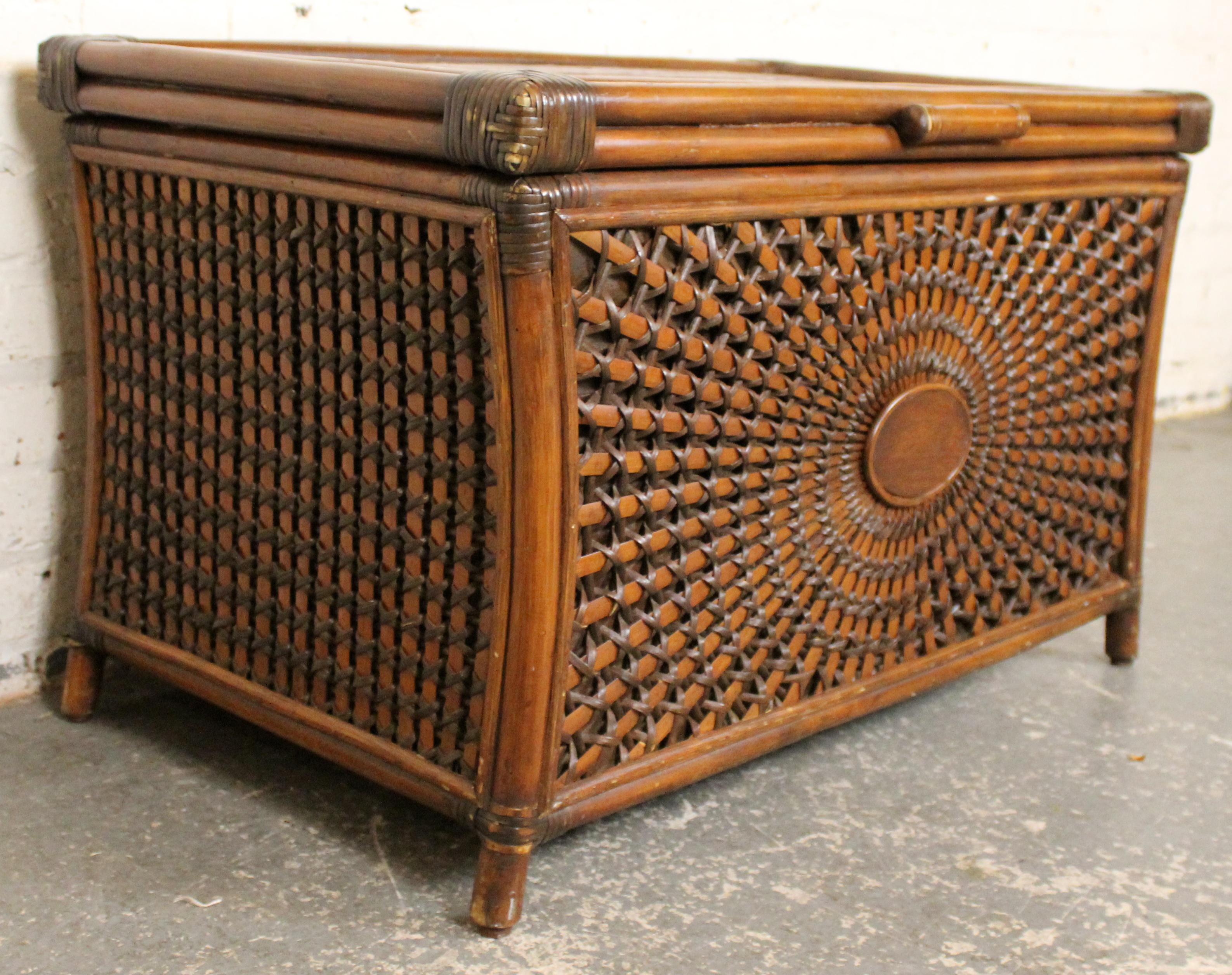Mid-Century moderno Baule in rattan di metà secolo in vendita