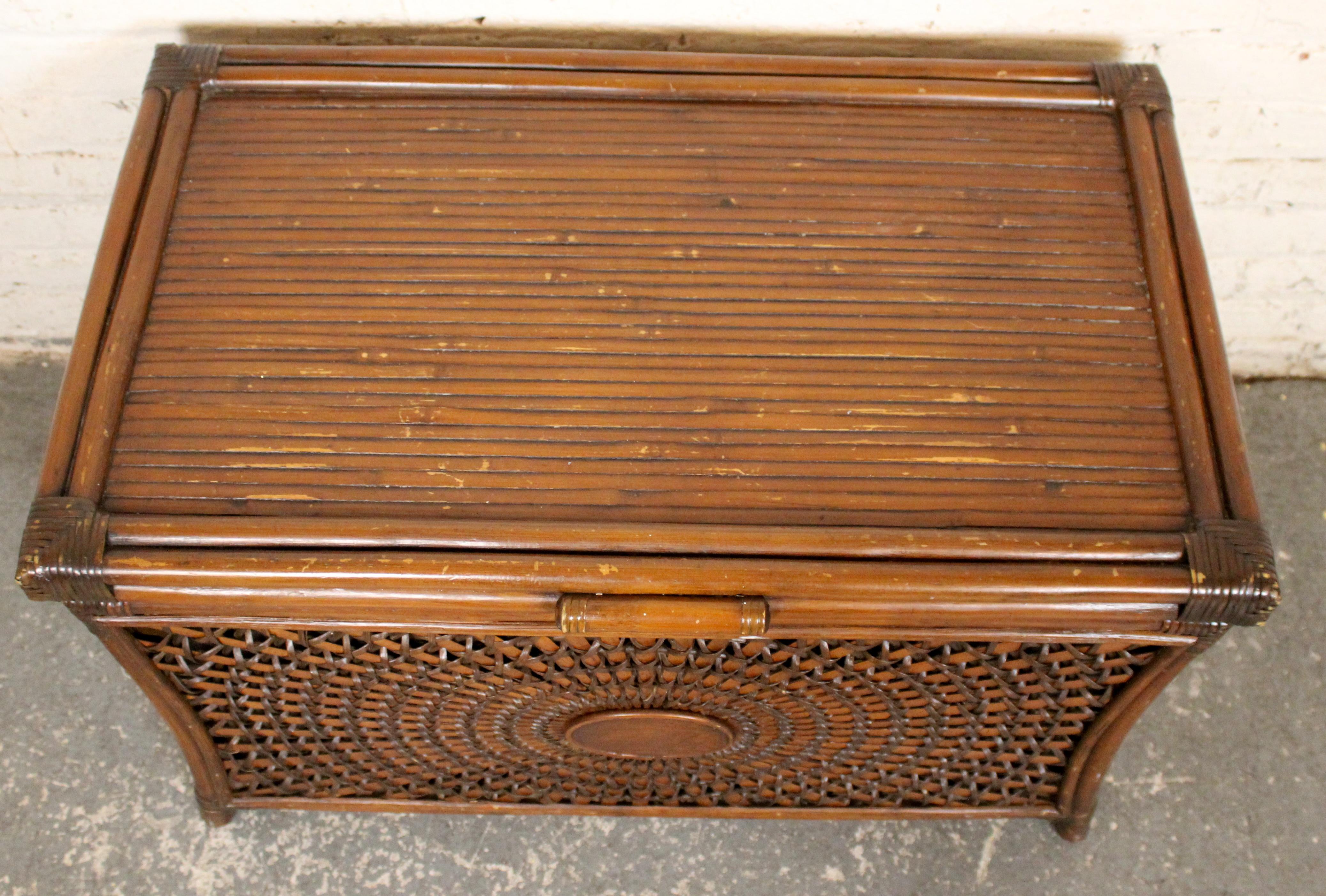 Tessuto a mano Baule in rattan di metà secolo in vendita