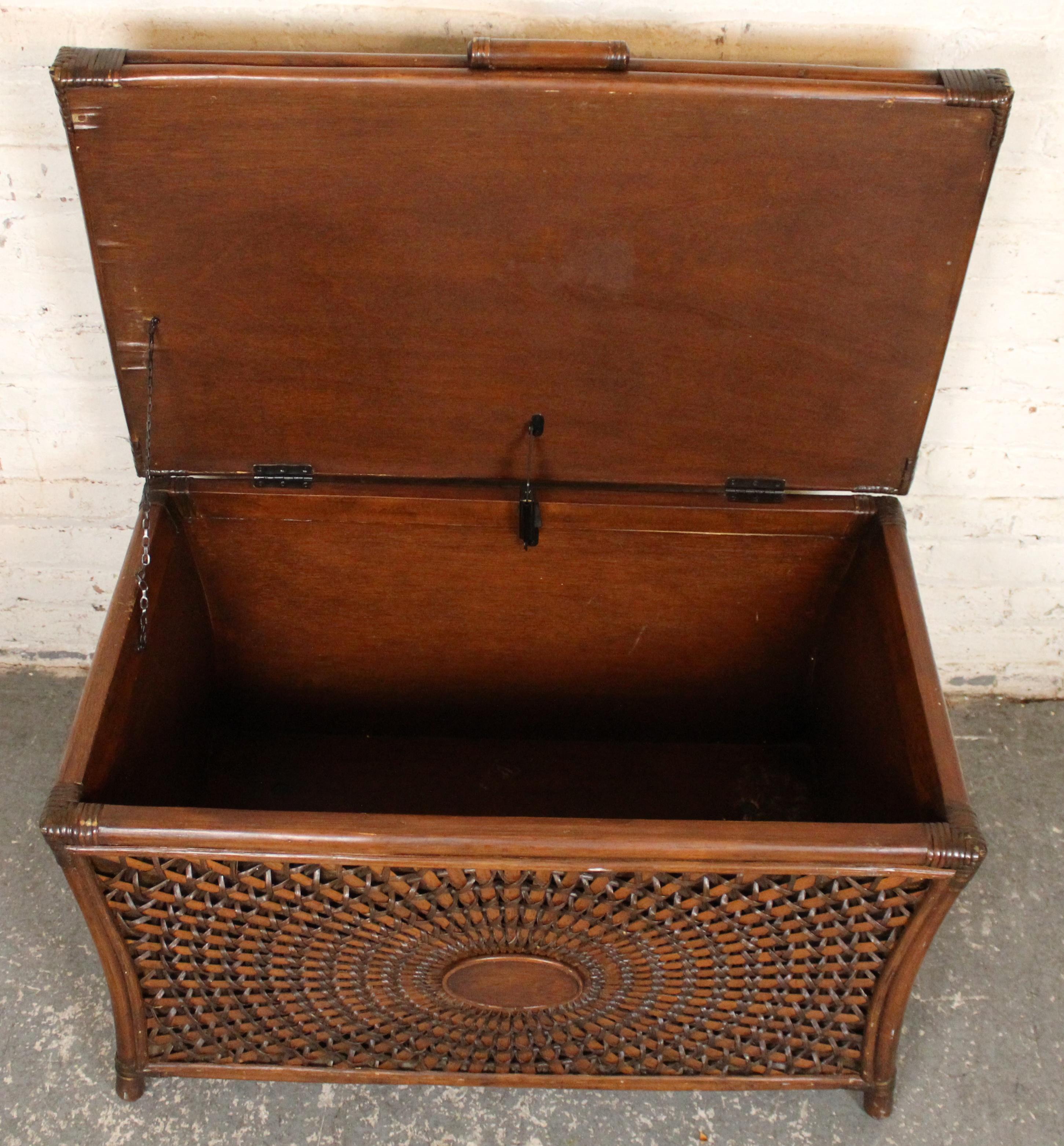 Baule in rattan di metà secolo In condizioni buone in vendita a Brooklyn, NY